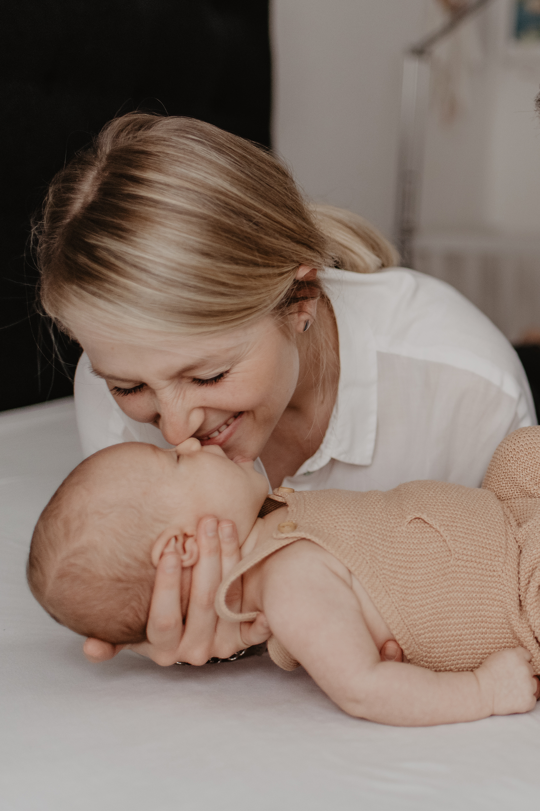 Neugeborenen-Fotoshooting in Kaiserslautern — Mutter küsst ihr Baby