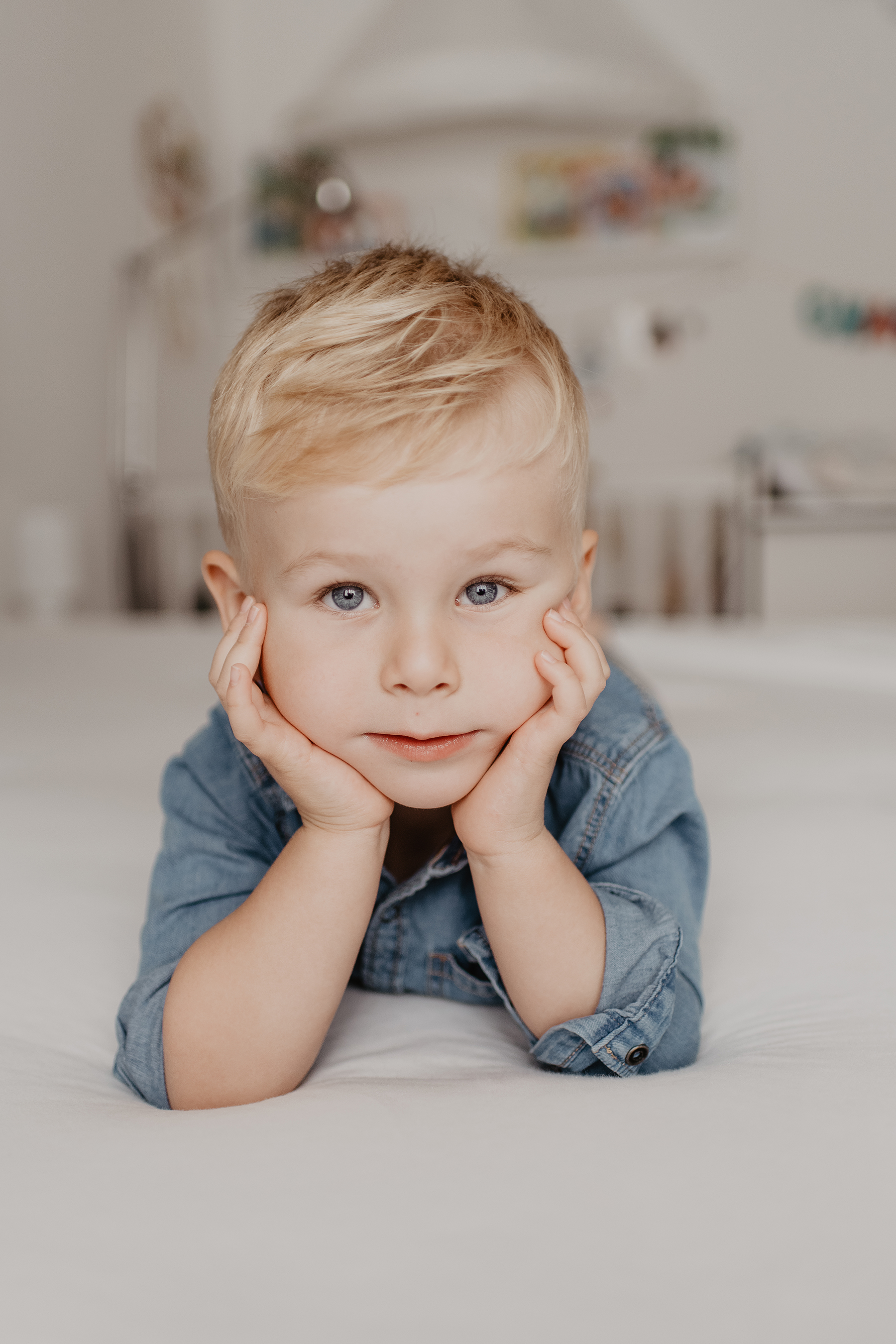 Kinder-Portrait — Junge mit blauen Augen