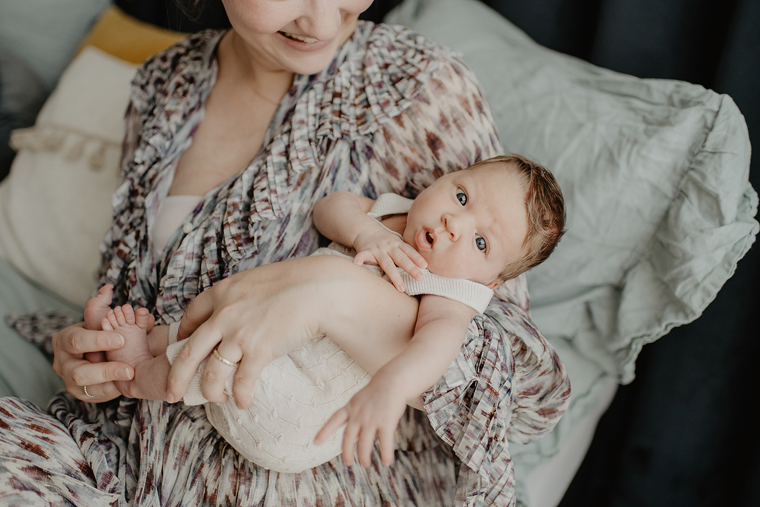 Familien-Fotoshooting — Eltern küssen ihr Baby