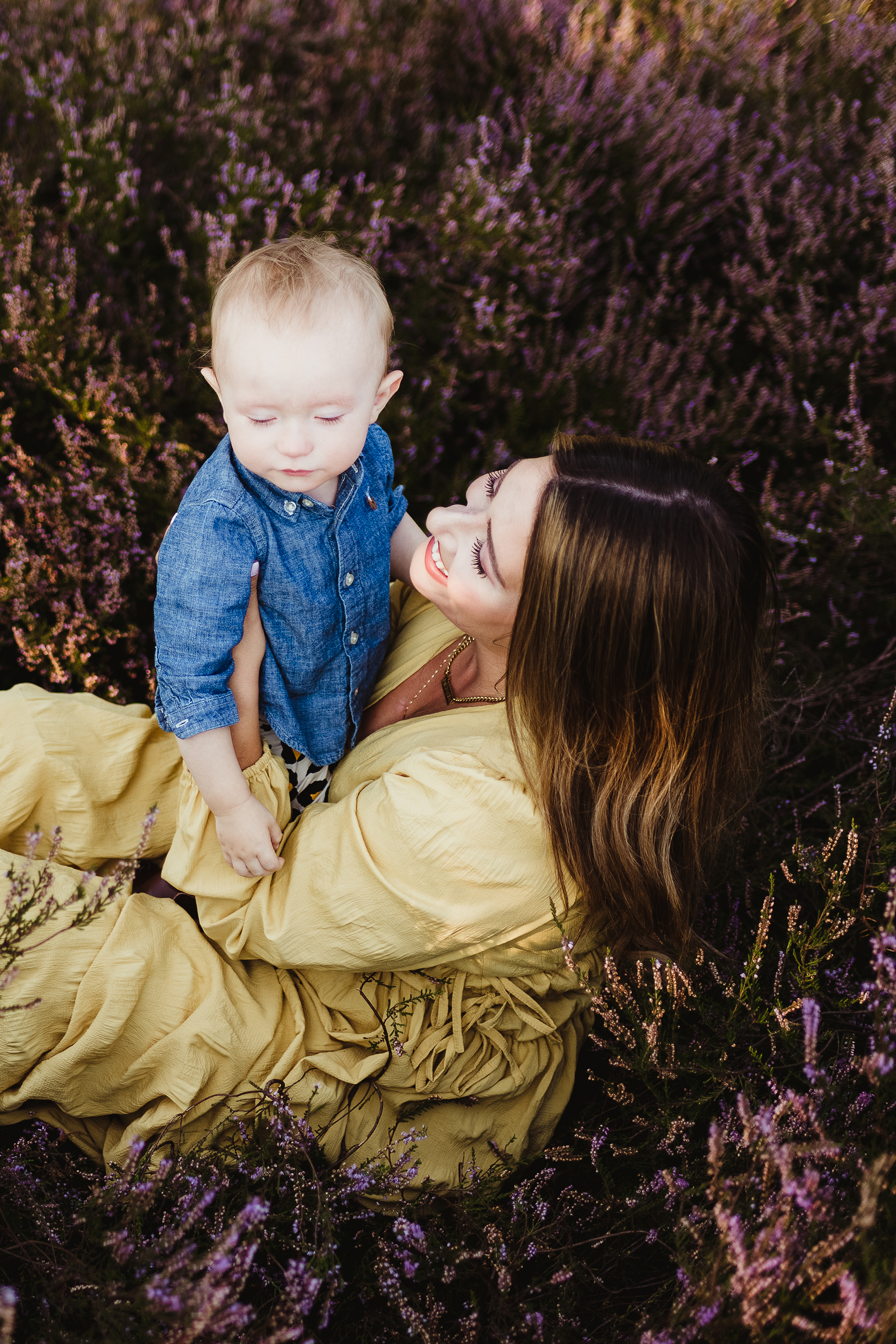 Familien-Fotoshooting — Mutter mit Baby in der Heide