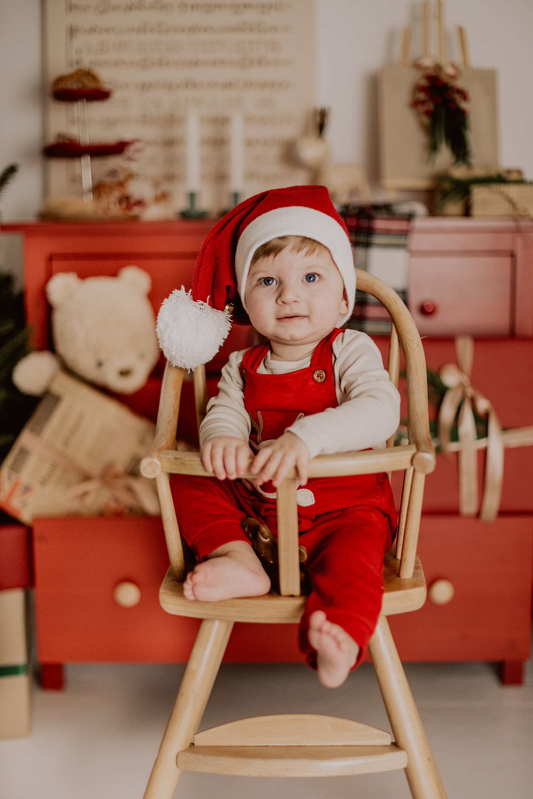 weihnachtsshooting-baby-santa-muetze-hochstuhl-studio-kaiserslautern.jpg