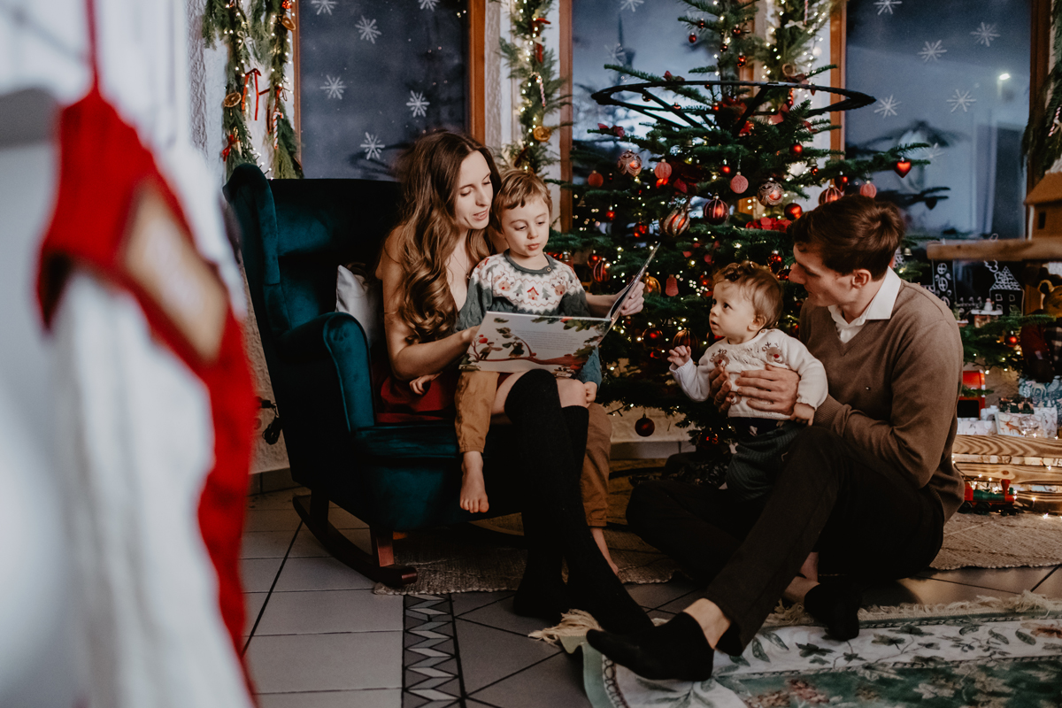 weihnachtsshooting-familie-buch-lesen-tannenbaum-kaiserslautern.jpg