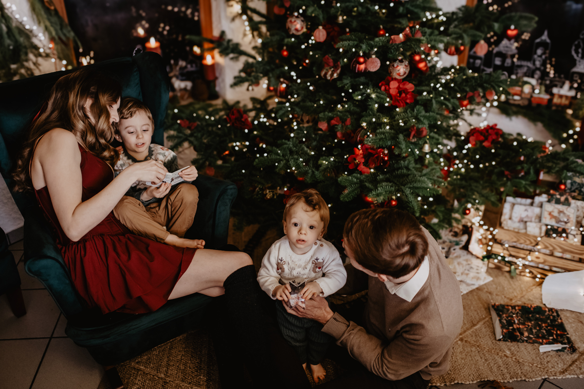 weihnachtsshooting-familie-kinder-sessel-tannenbaum-zuhause-kaiserslautern.jpg