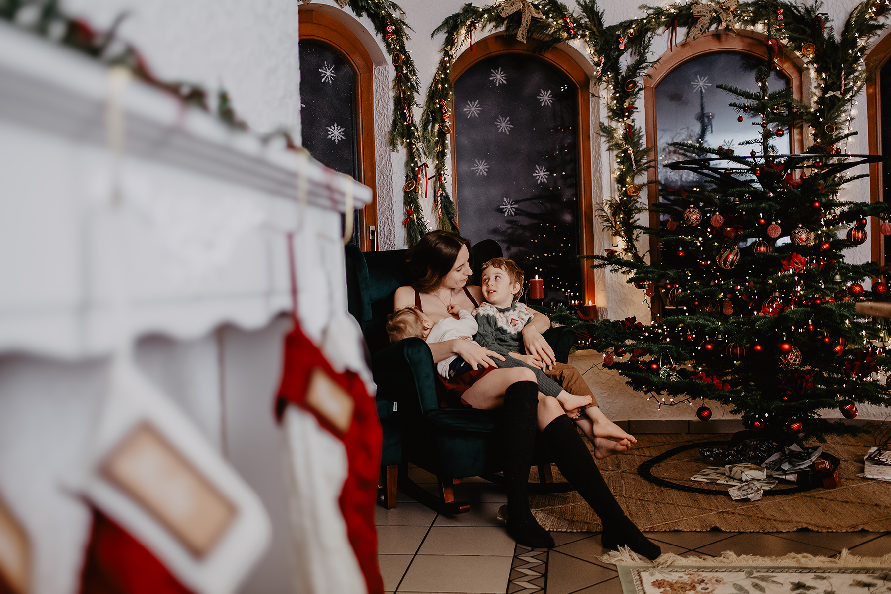 weihnachtsshooting-familie-tannenbaum-kamin-zuhause-kaiserslautern.jpg