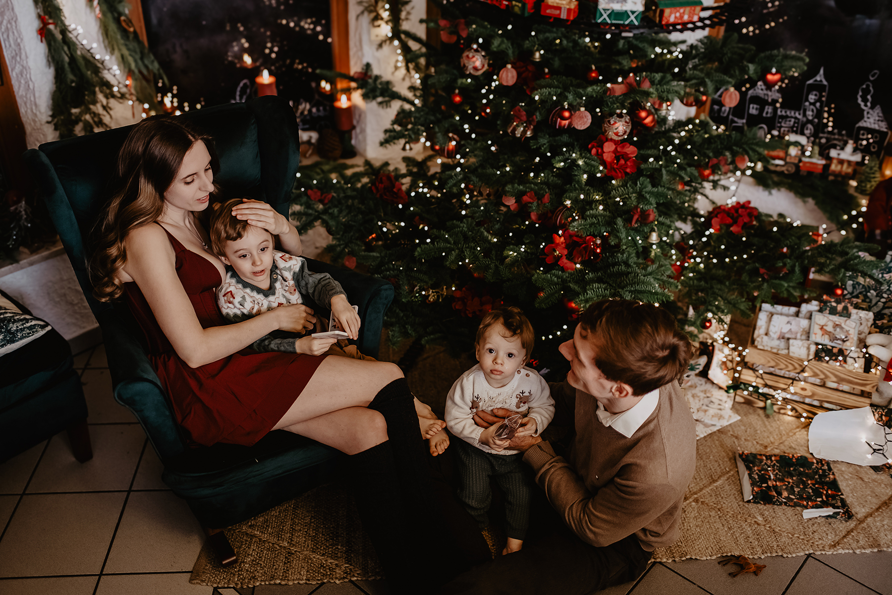 weihnachtsshooting-familie-tannenbaum-sessel-kinder-kaiserslautern.jpg