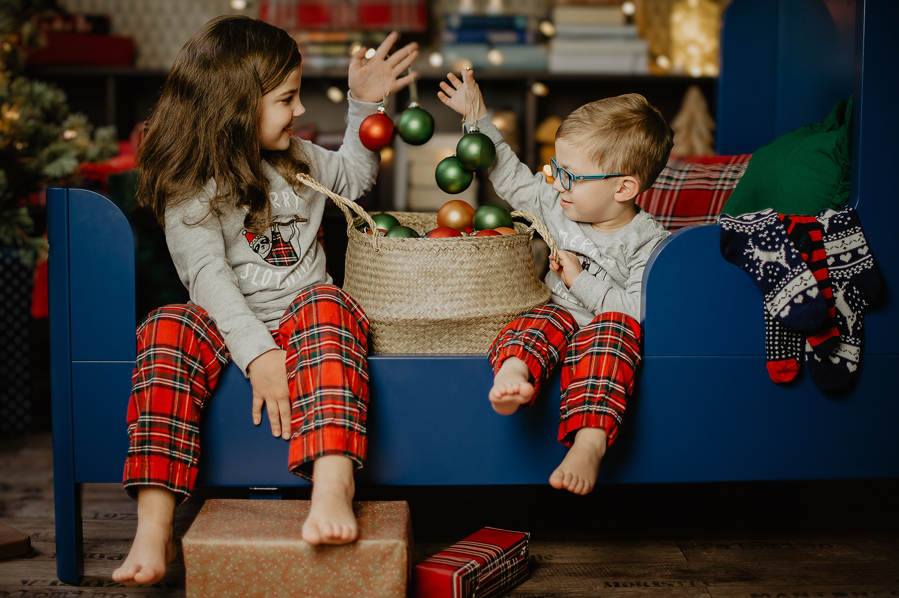 weihnachtsshooting-geschwister-pyjama-christbaumkugeln-kaiserslautern.jpg