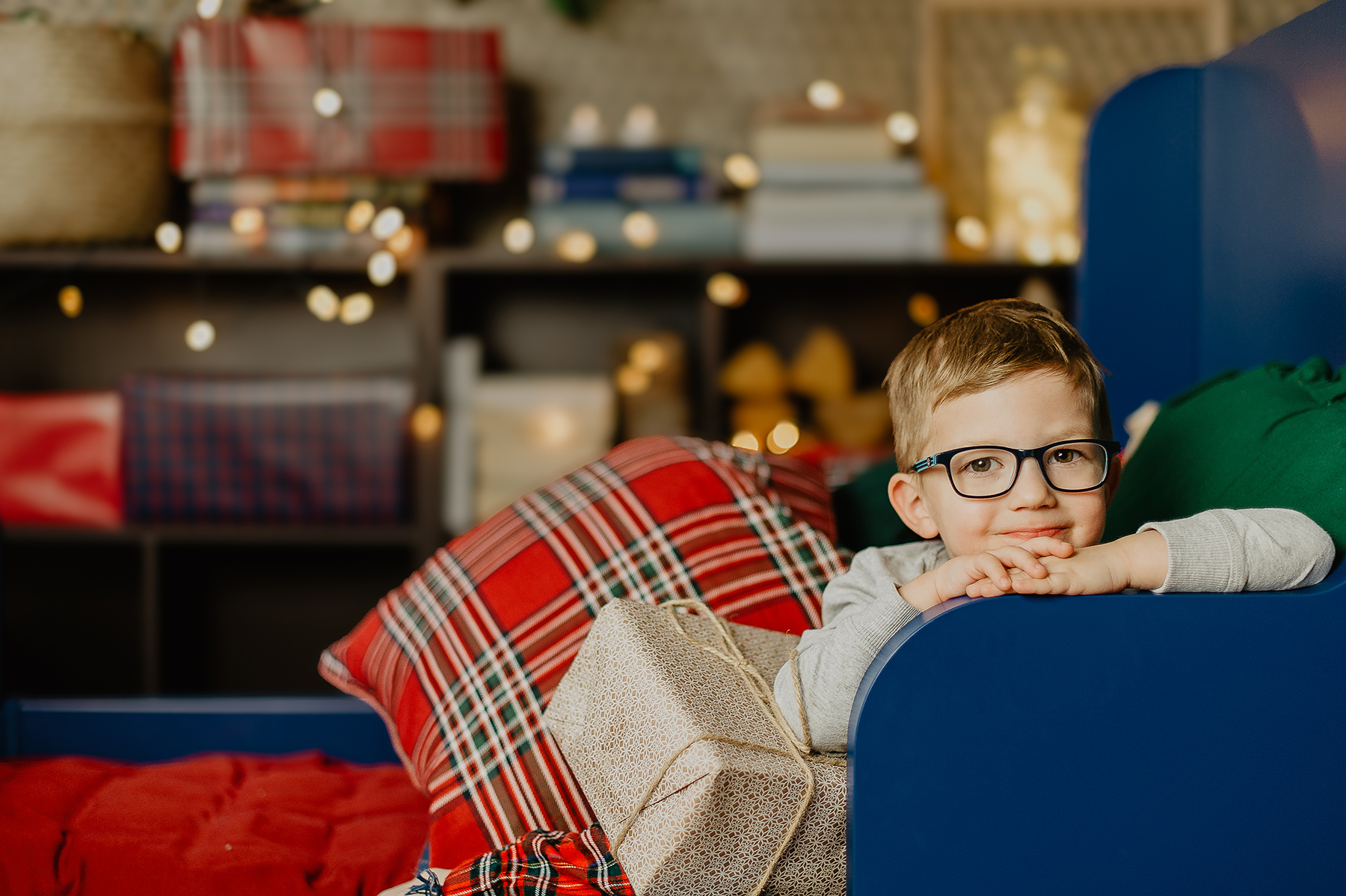 weihnachtsshooting-junge-brille-plaid-bett-zuhause-kaiserslautern.jpg
