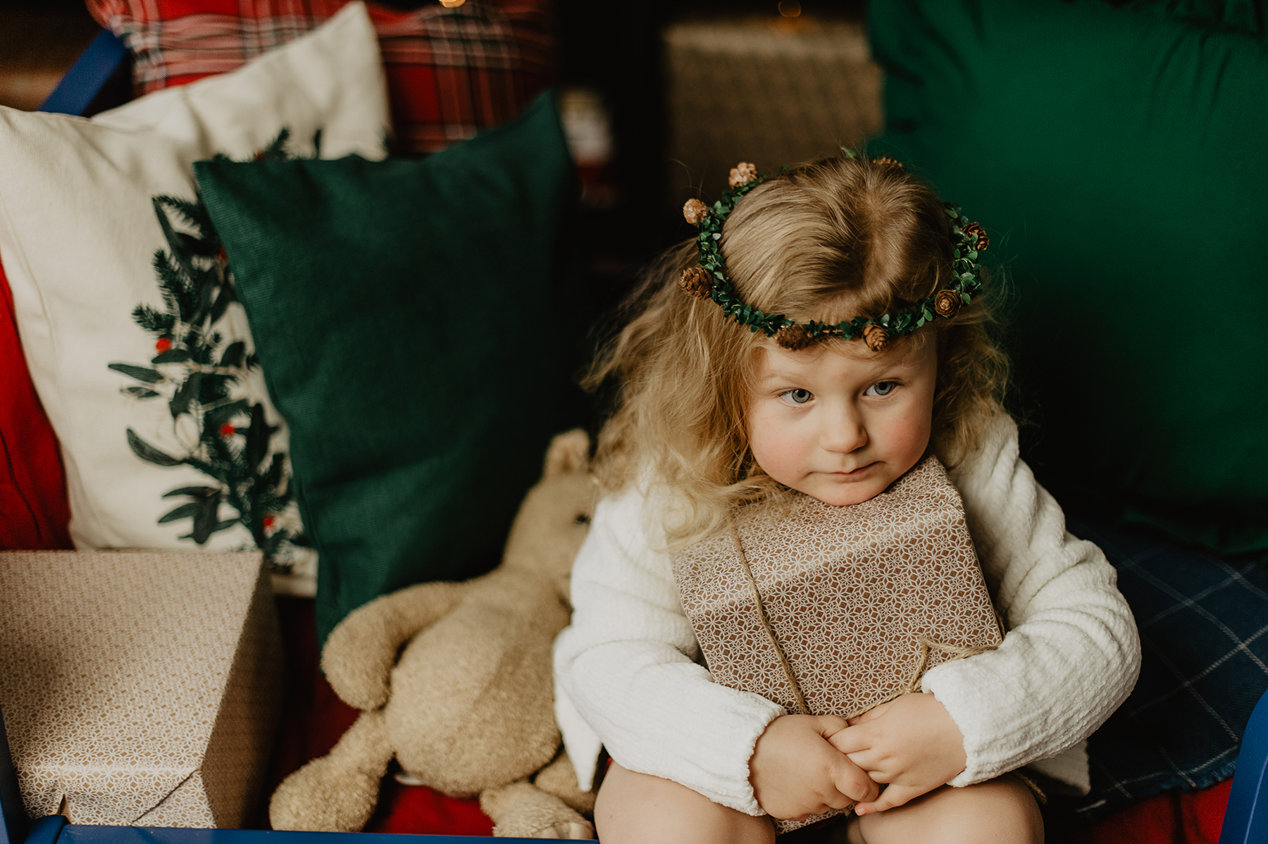 weihnachtsshooting-kind-blumenkrone-geschenk-couch-kaiserslautern.jpg