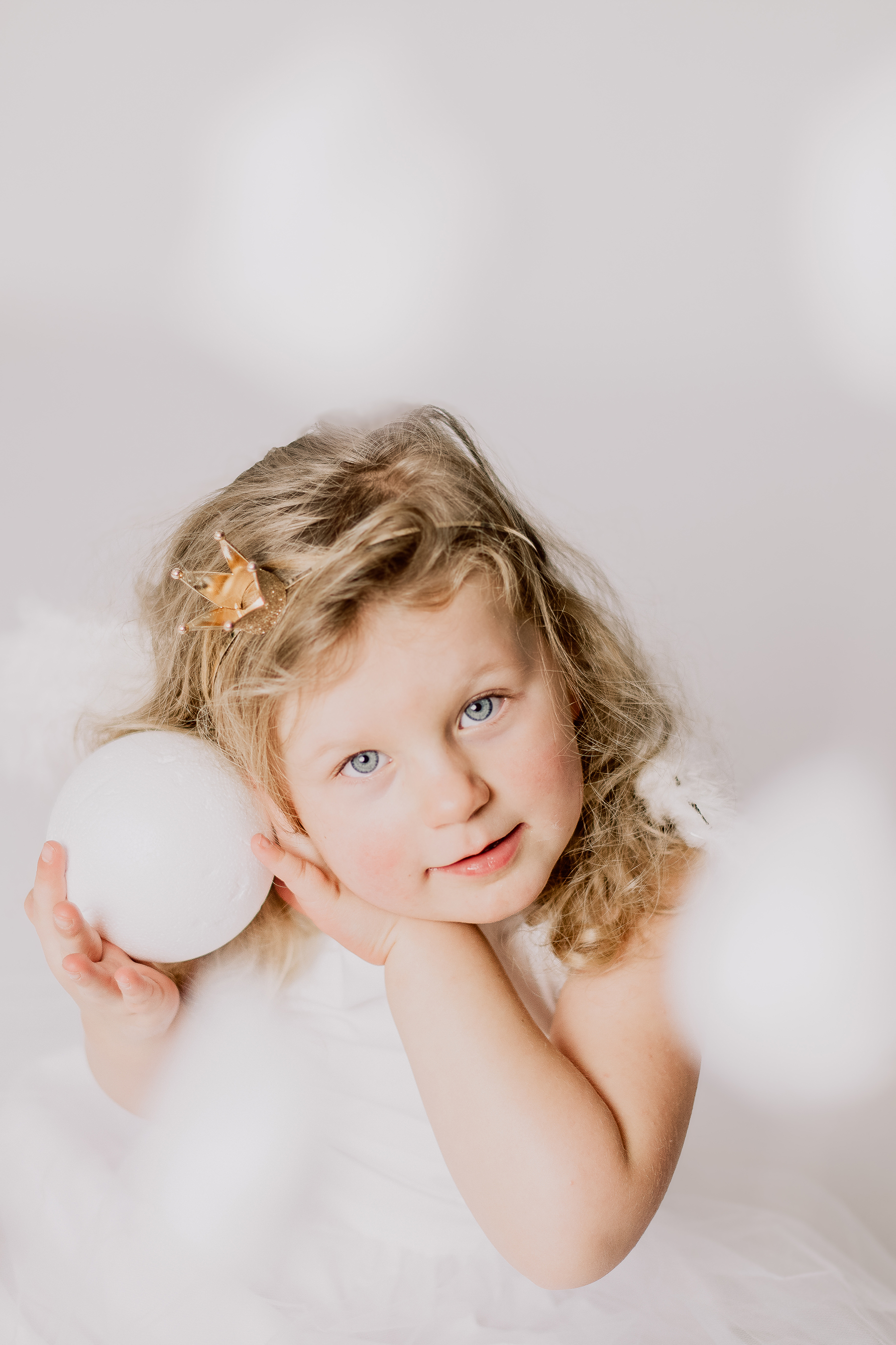 weihnachtsshooting-kind-engel-krone-kugel-close-up-studio-kaiserslautern.jpg