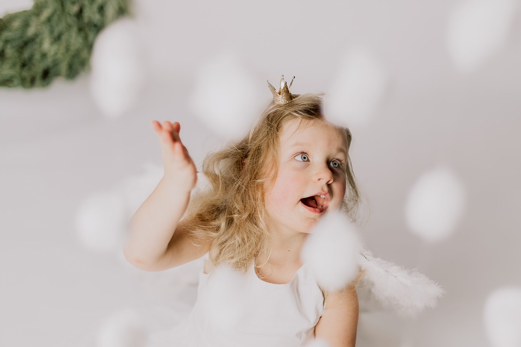 weihnachtsshooting-kind-engel-krone-offener-mund-studio-kaiserslautern.jpg