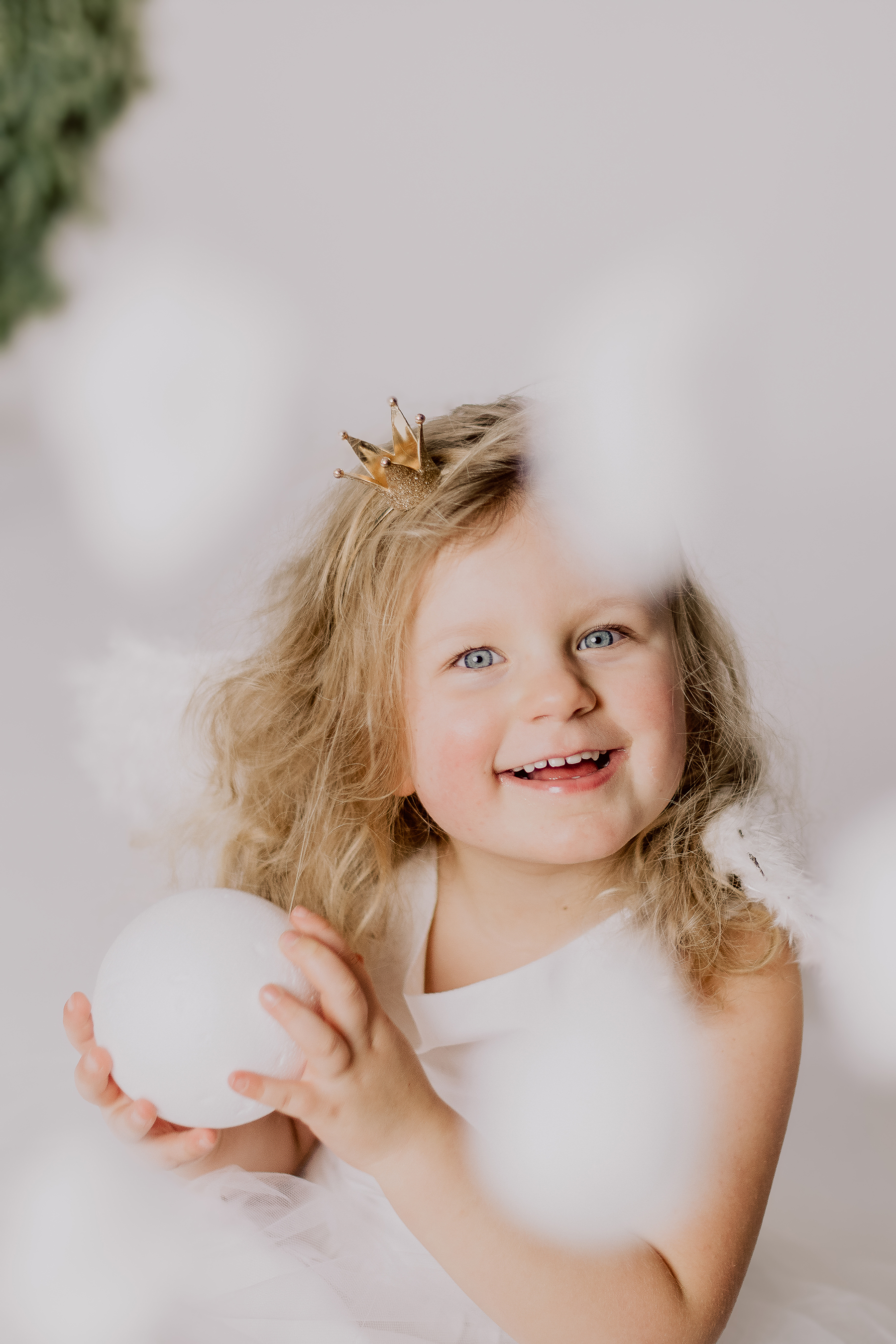 weihnachtsshooting-kind-engel-krone-schneekugel-studio-kaiserslautern.jpg