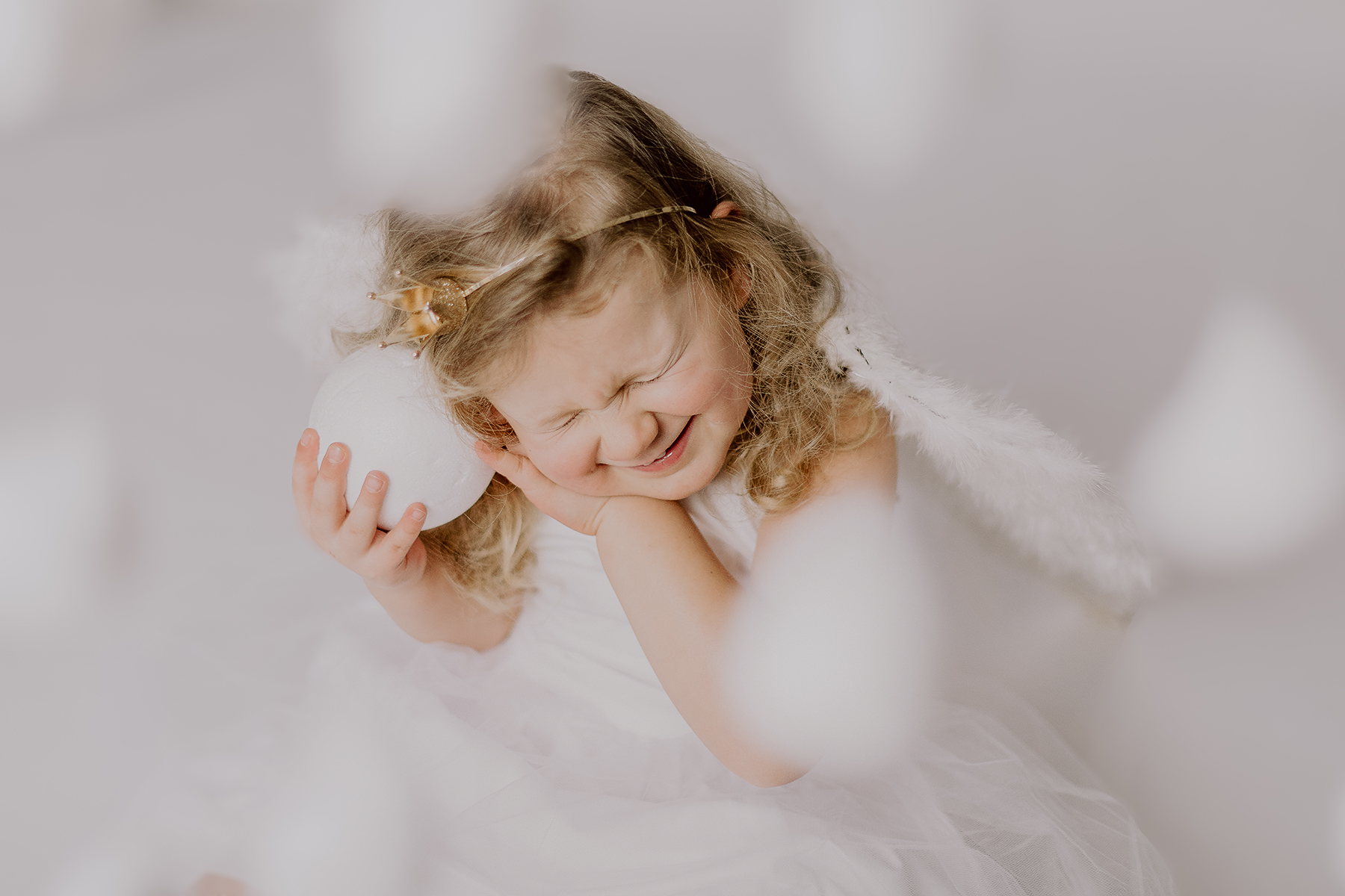 weihnachtsshooting-kind-engel-kugel-lachen-studio-kaiserslautern.jpg