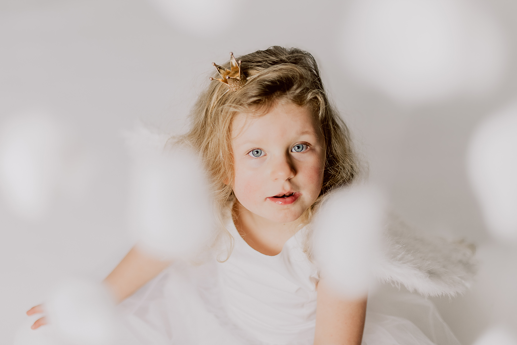 weihnachtsshooting-kind-krone-engelsfluegel-close-up-studio-kaiserslautern.jpg