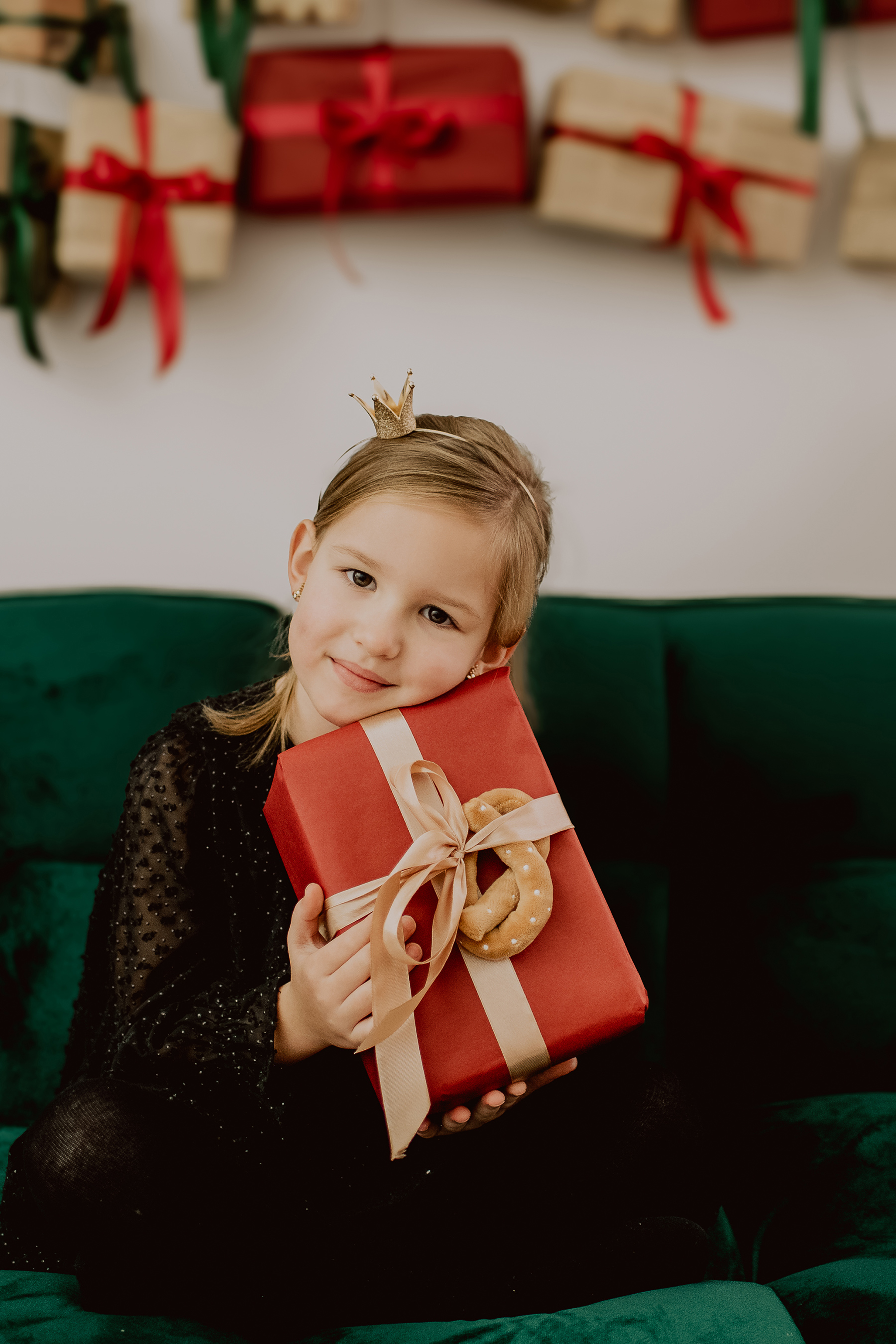 weihnachtsshooting-kind-krone-geschenk-brezel-gruene-couch-kaiserslautern.jpg