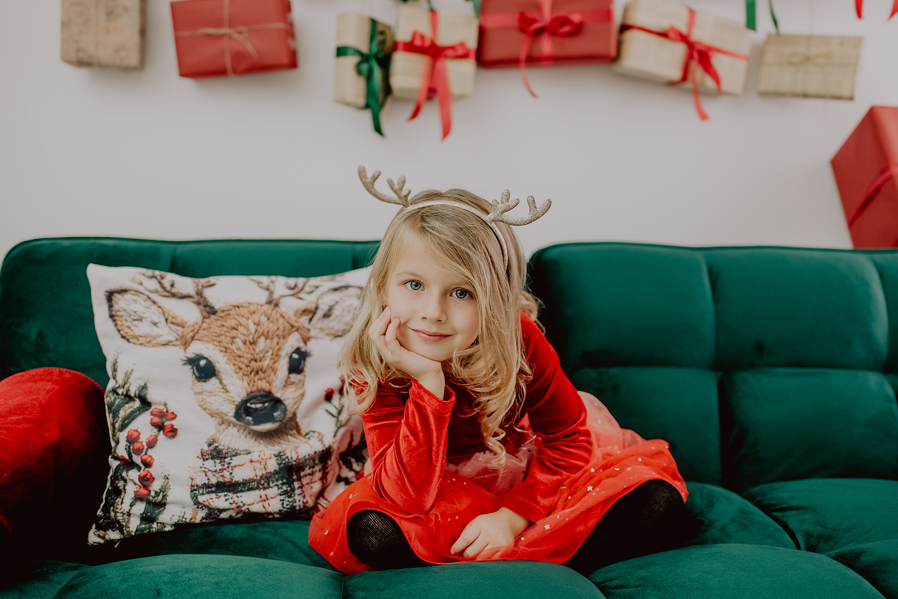 weihnachtsshooting-kind-rentier-antlers-gruene-couch-kaiserslautern.jpg