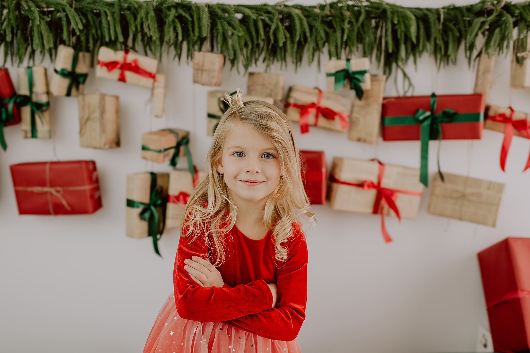 weihnachtsshooting-kind-rotkleid-adventskalender-studio-kaiserslautern.jpg