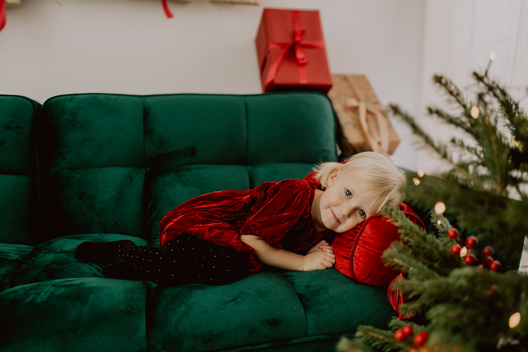 weihnachtsshooting-kind-rotkleid-gruene-couch-portrait-kaiserslautern.jpg