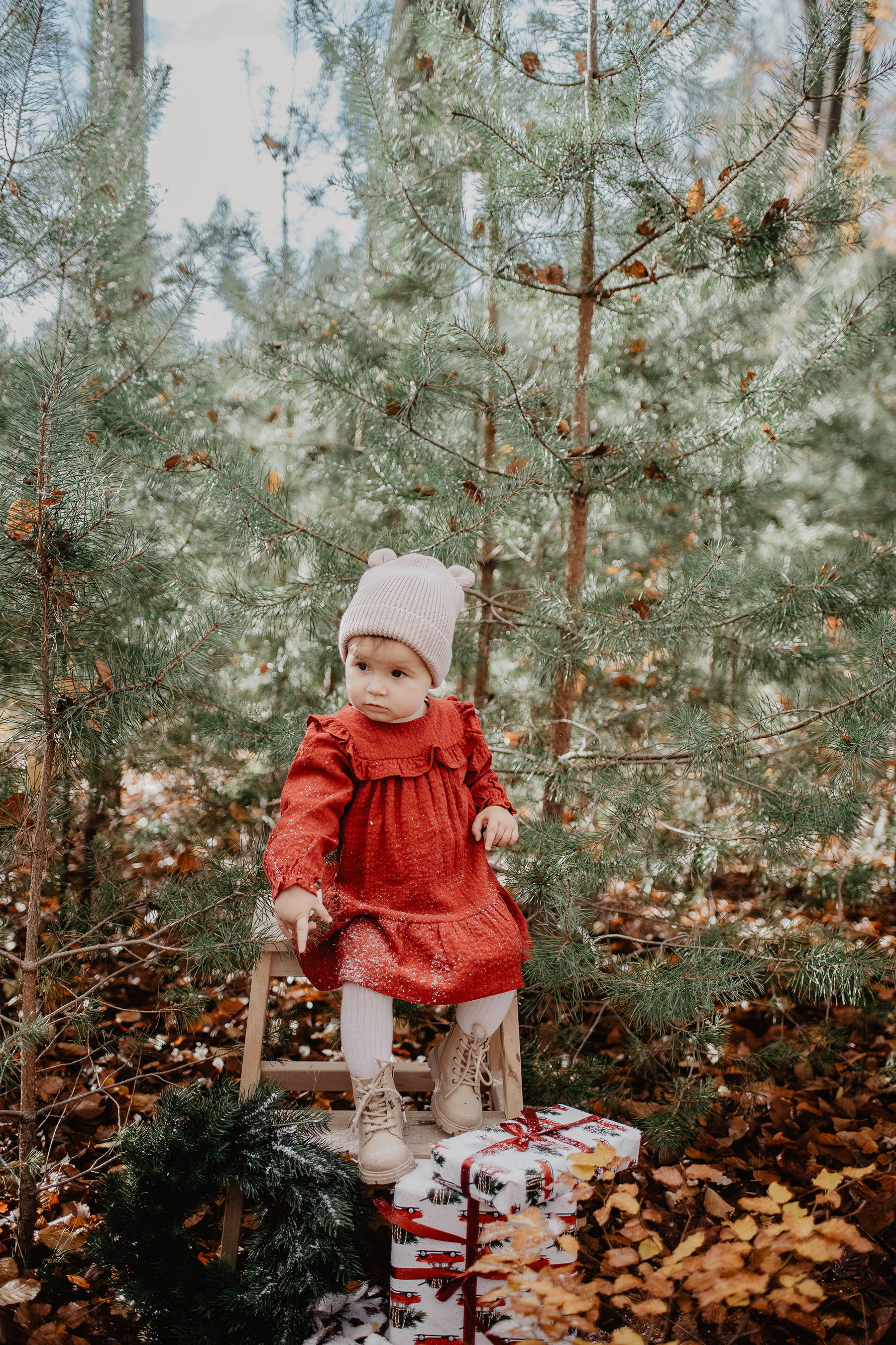 weihnachtsshooting-kind-rotkleid-stuhl-outdoor-wald-landstuhl.jpg