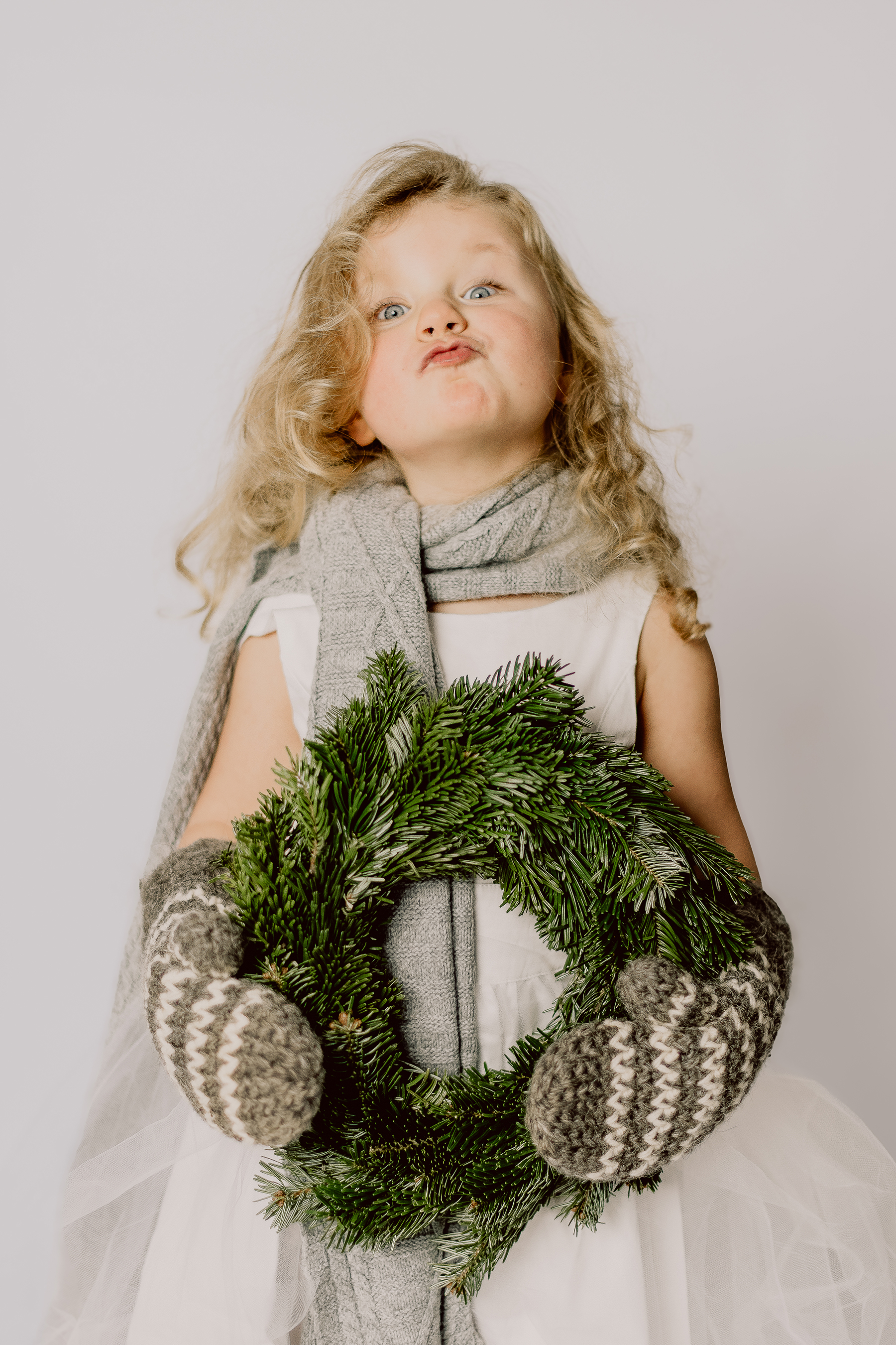 weihnachtsshooting-kind-tannenkranz-handschuhe-studio-kaiserslautern.jpg