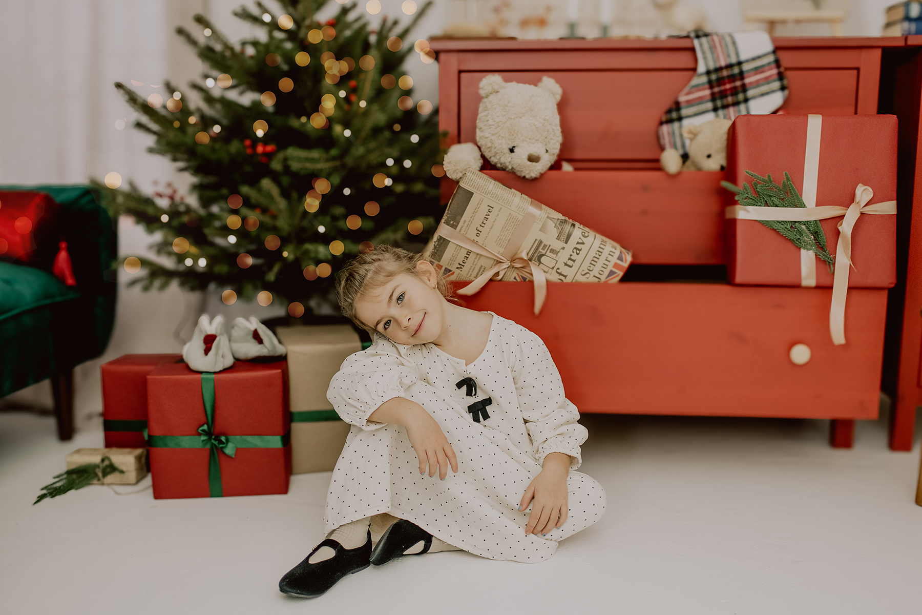 weihnachtsshooting-kind-weisses-kleid-tannenbaum-geschenke-kaiserslautern.jpg