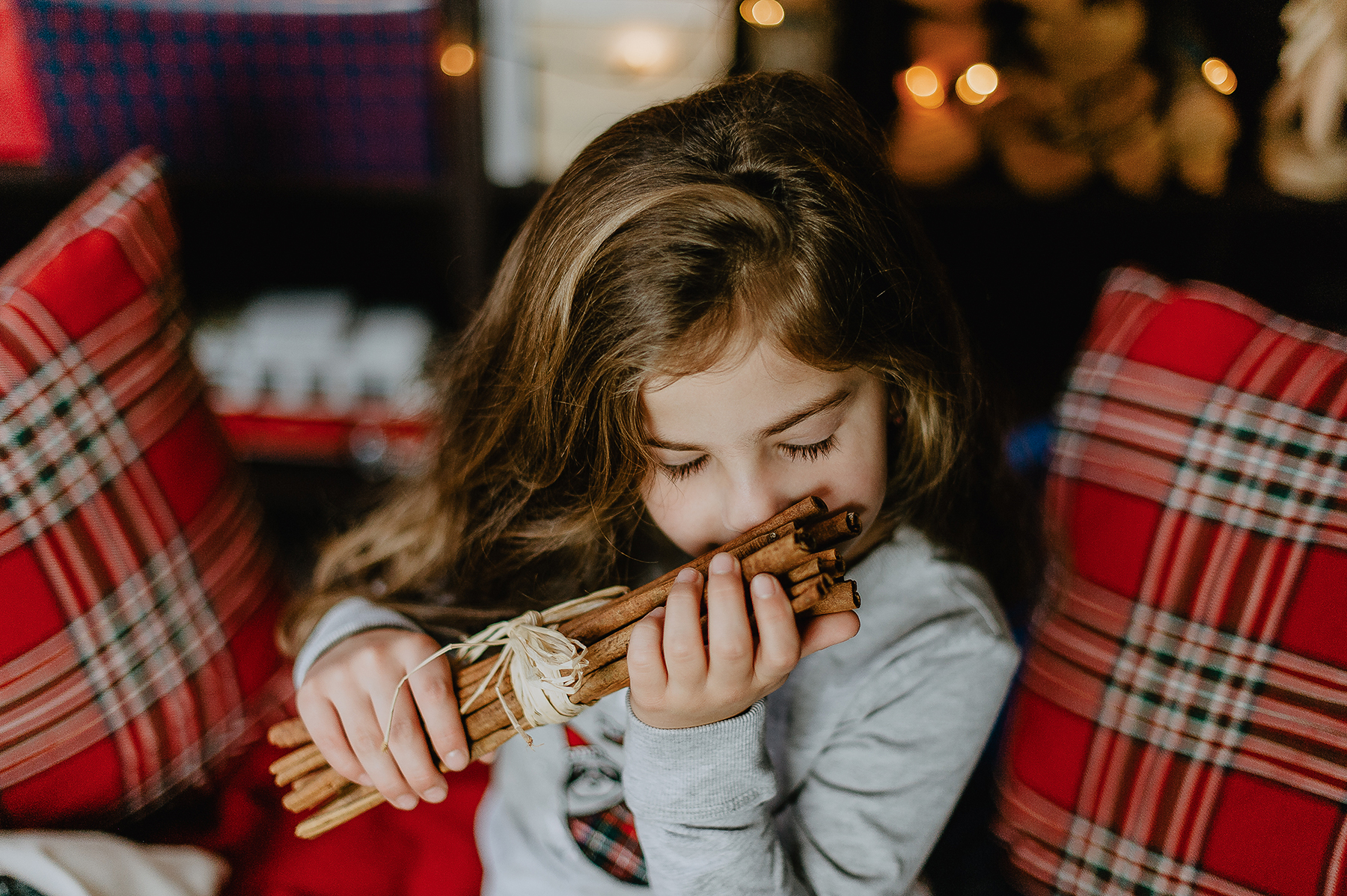 weihnachtsshooting-kind-zimtstangen-plaid-kissen-kaiserslautern.jpg