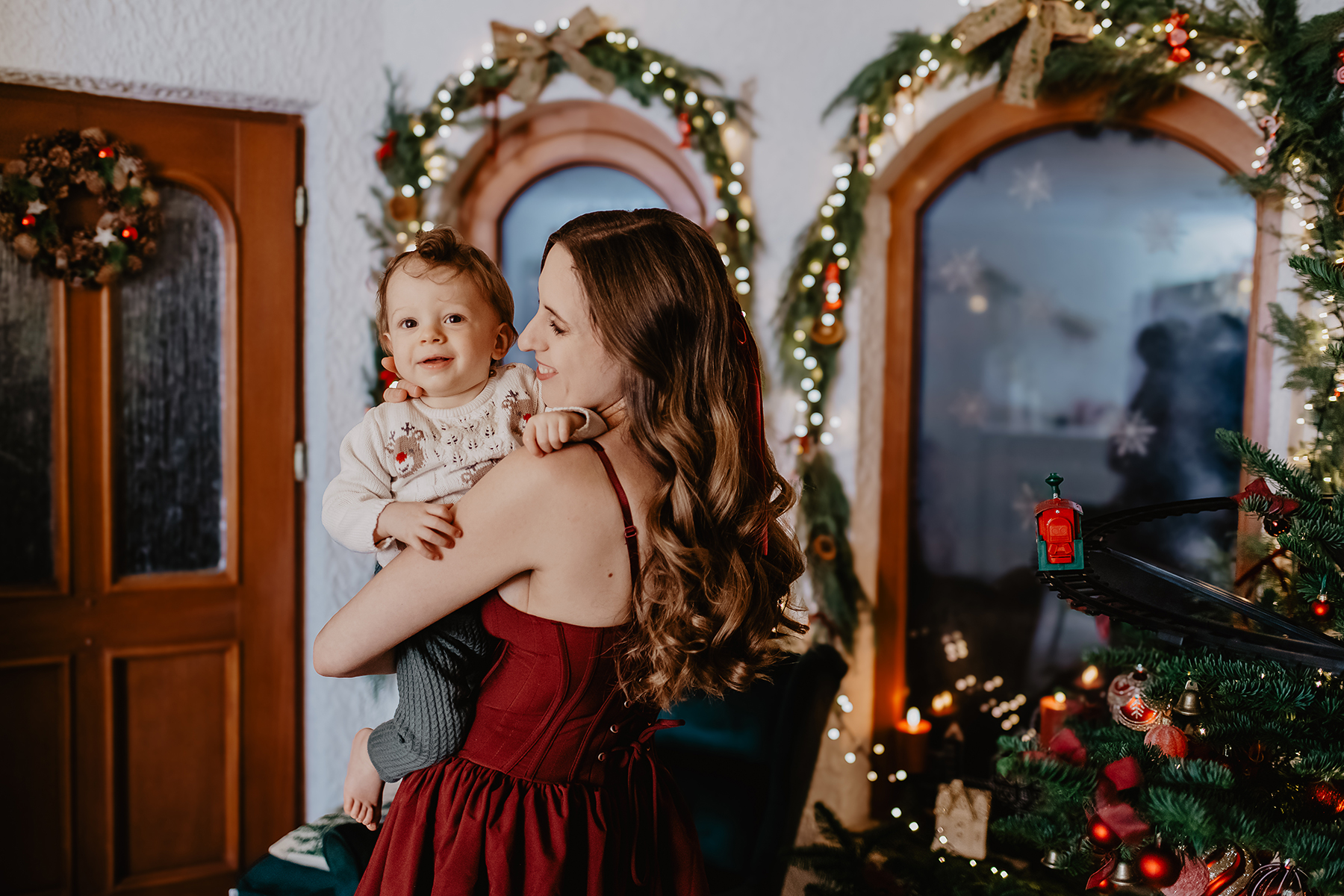 weihnachtsshooting-mama-baby-rotkleid-tannenbaum-kaiserslautern.jpg