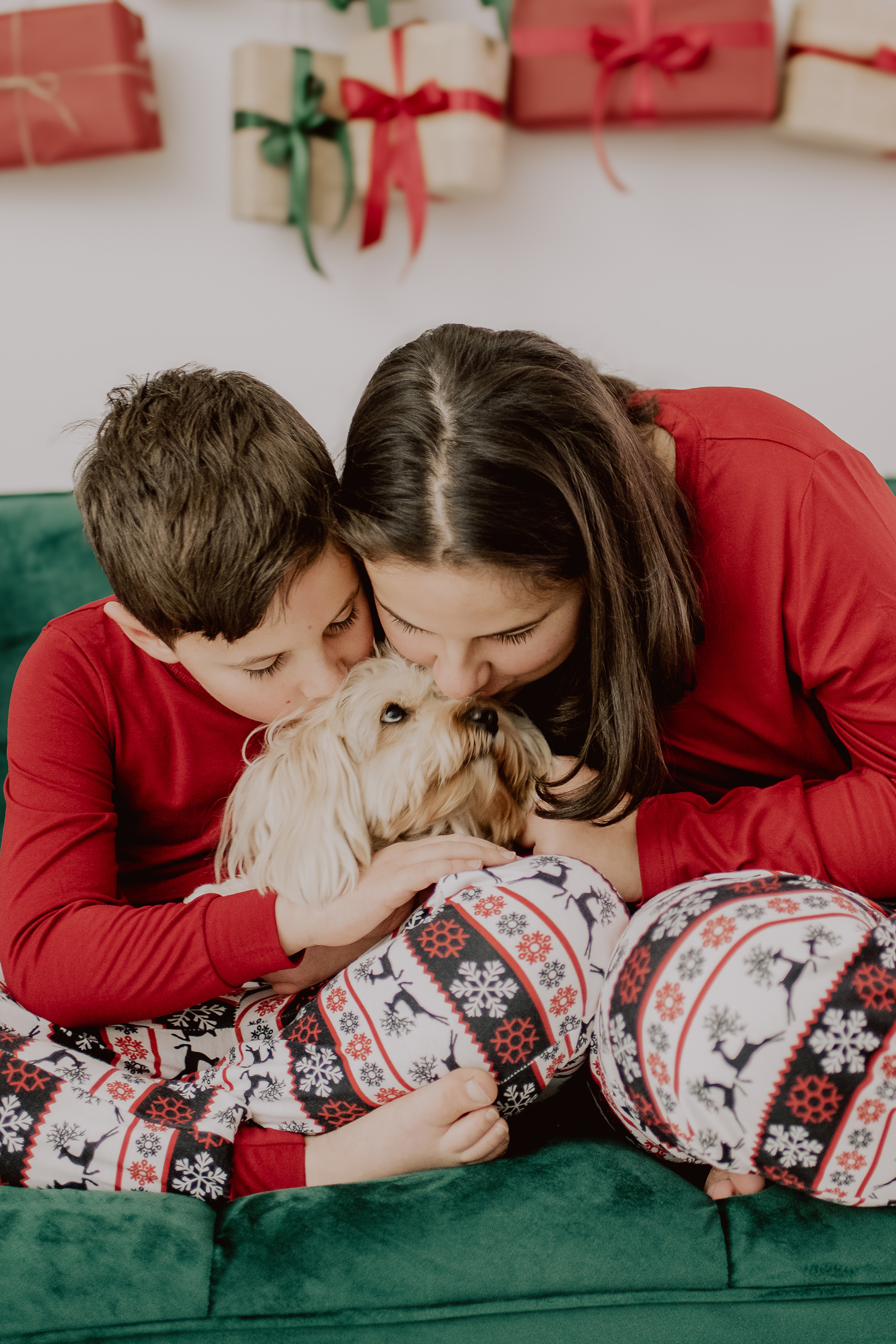 weihnachtsshooting-mutter-sohn-hund-pyjama-couch-kaiserslautern.jpg