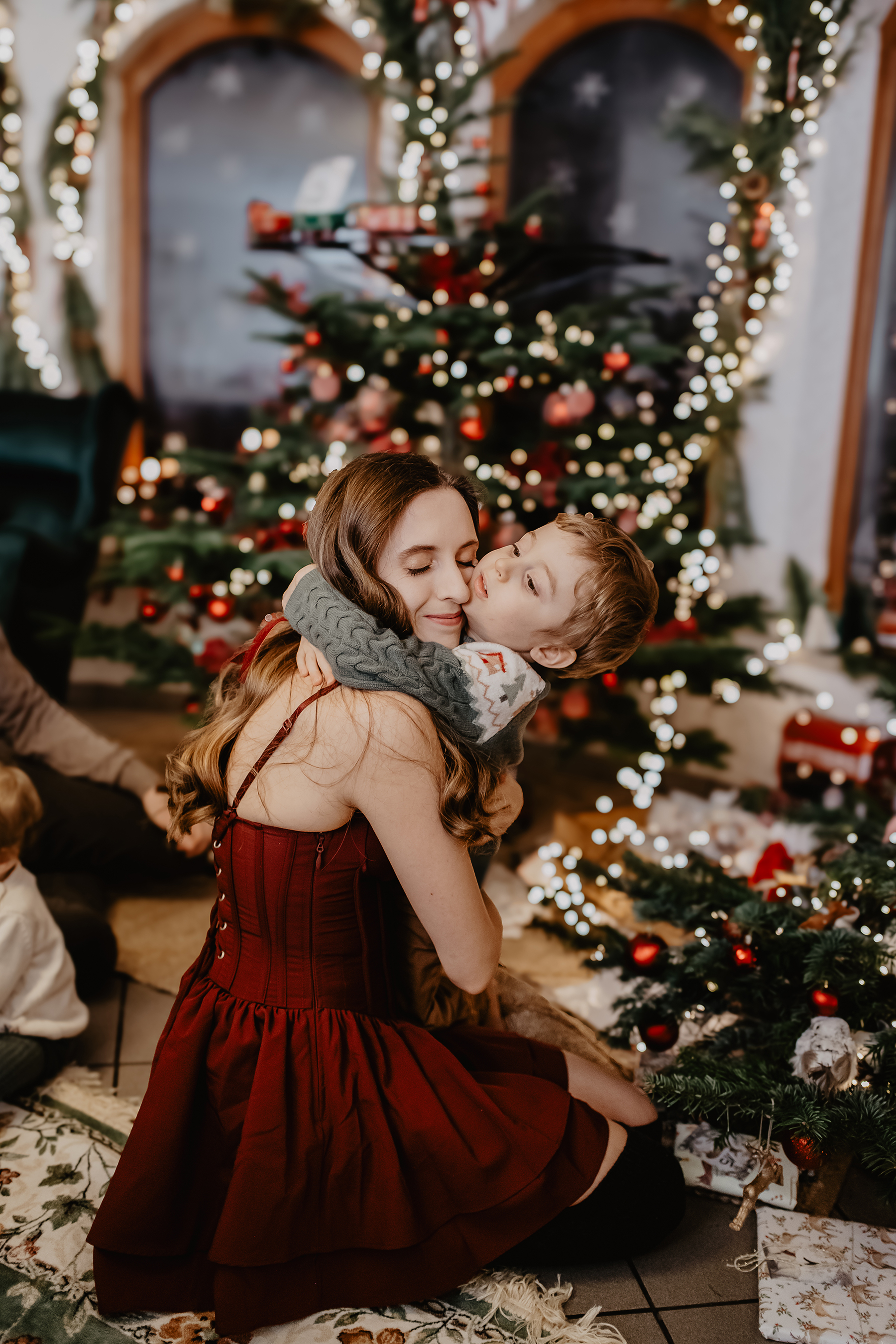 weihnachtsshooting-mutter-sohn-umarmung-tannenbaum-zuhause-kaiserslautern.jpg