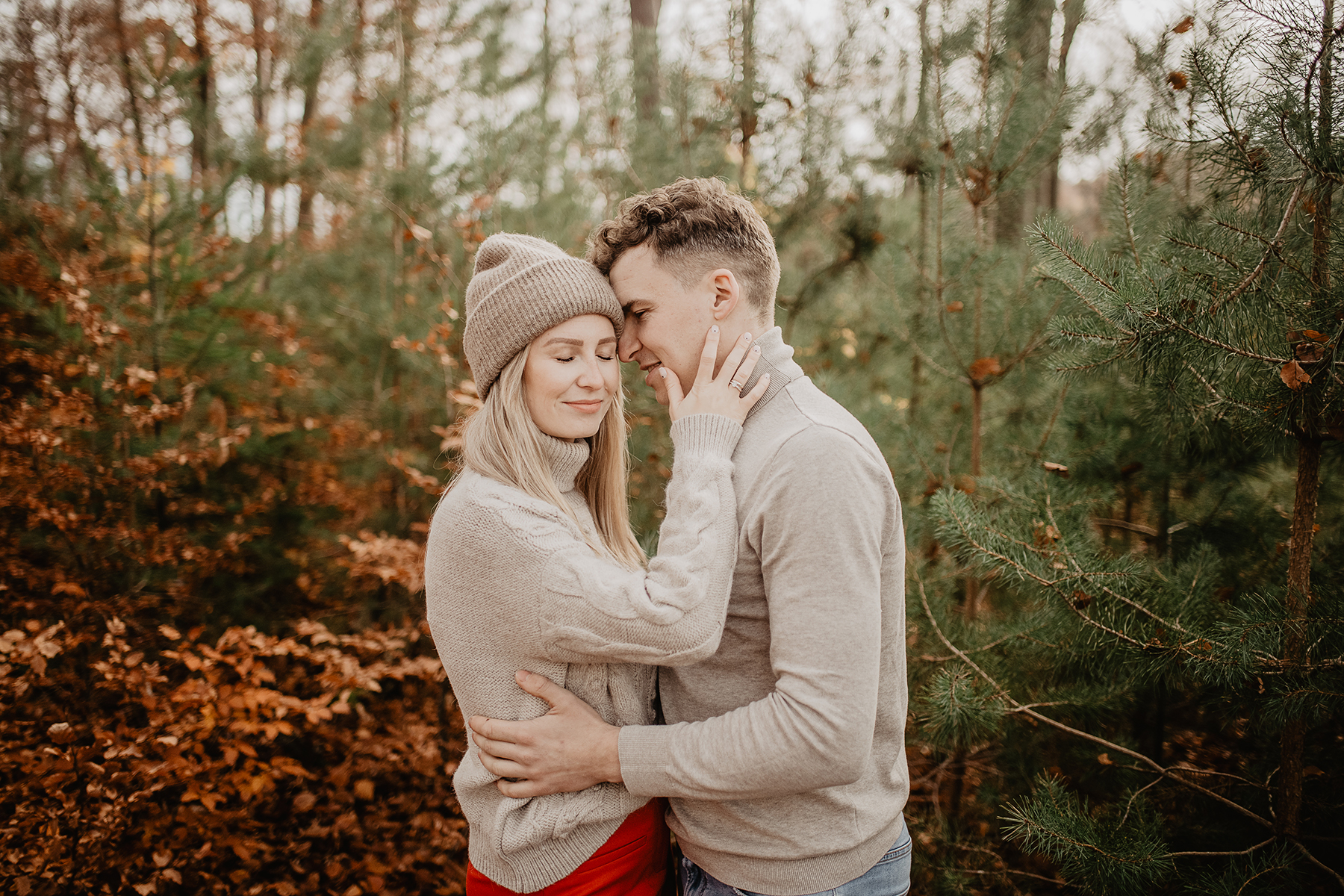 weihnachtsshooting-paarshooting-wald-umarmung-herbst-landstuhl.jpg