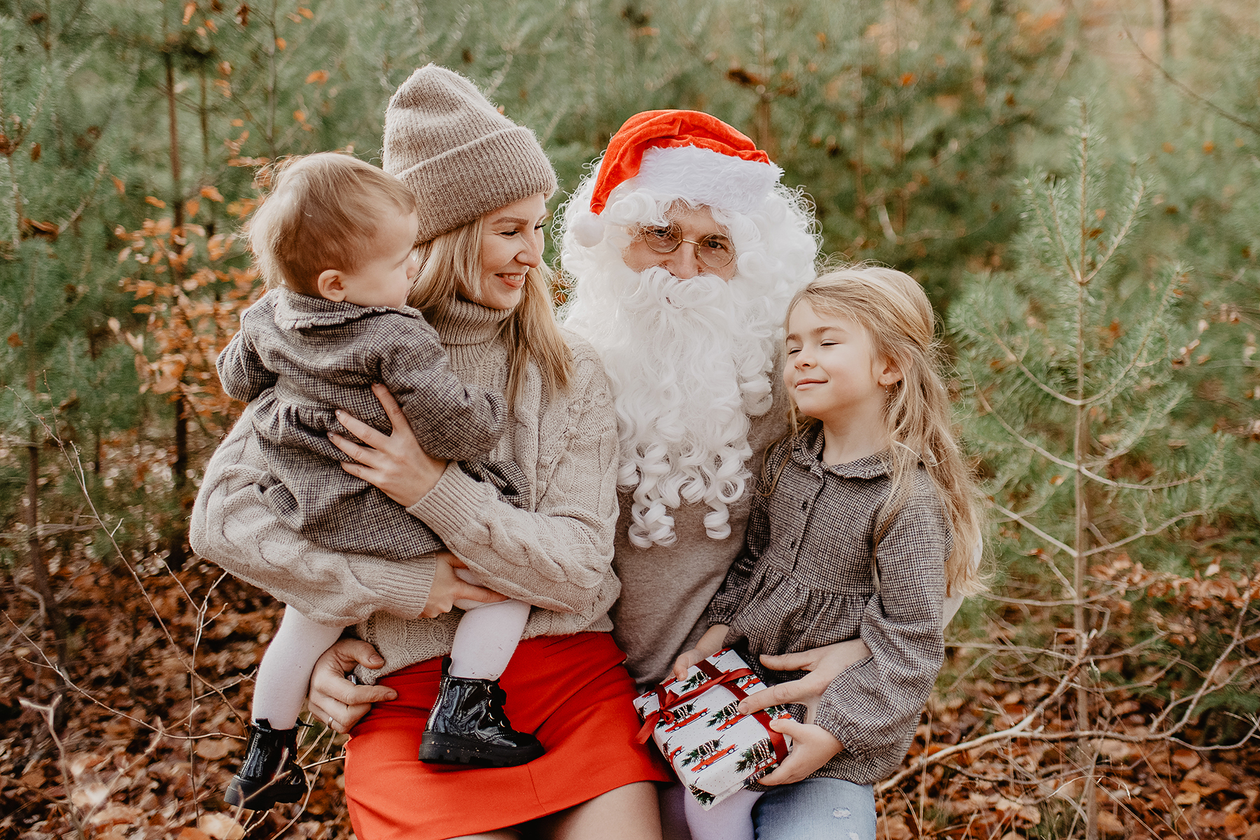 weihnachtsshooting-santa-mutter-kinder-wald-geschenk-landstuhl.jpg
