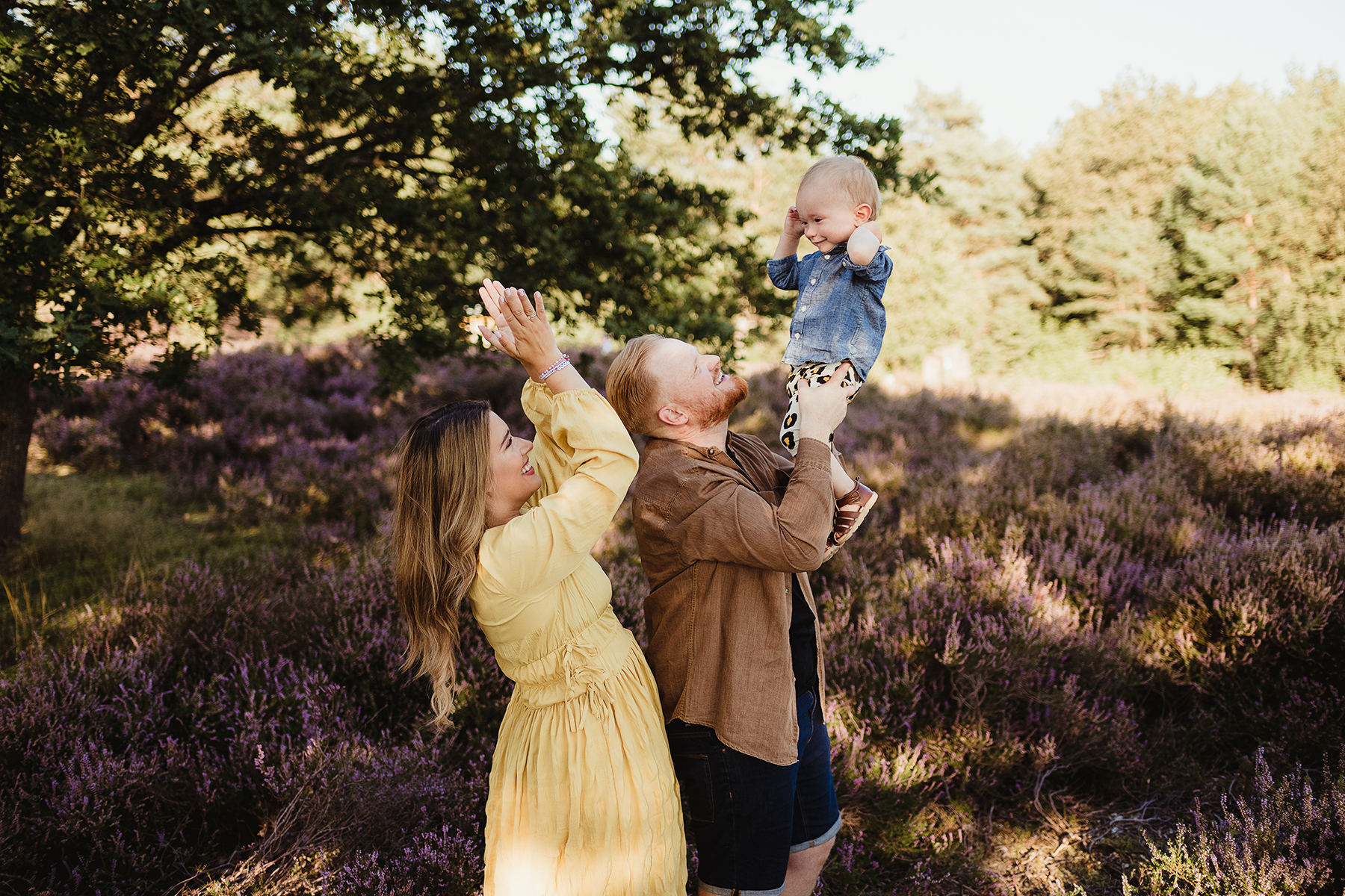familienshooting-eltern-baby-heide-hochheben-lachen-landstuhl.jpg