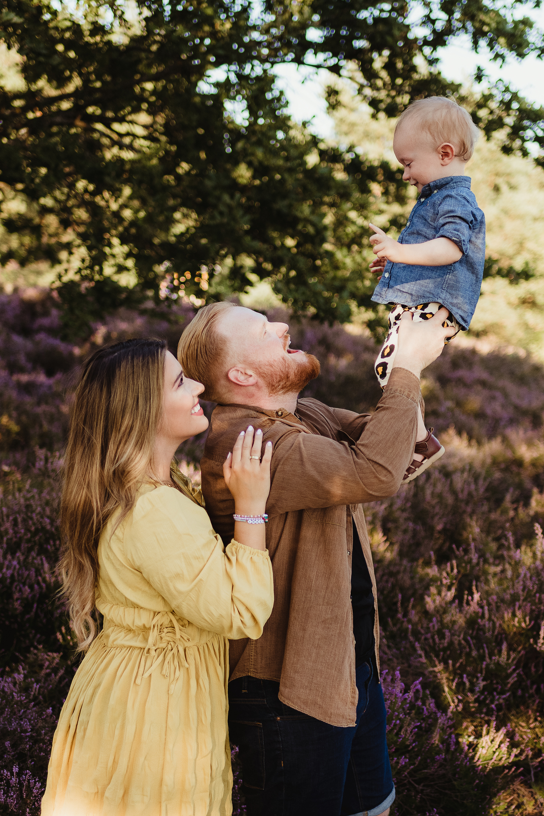 familienshooting-eltern-baby-heide-hochheben-outdoor-landstuhl.jpg