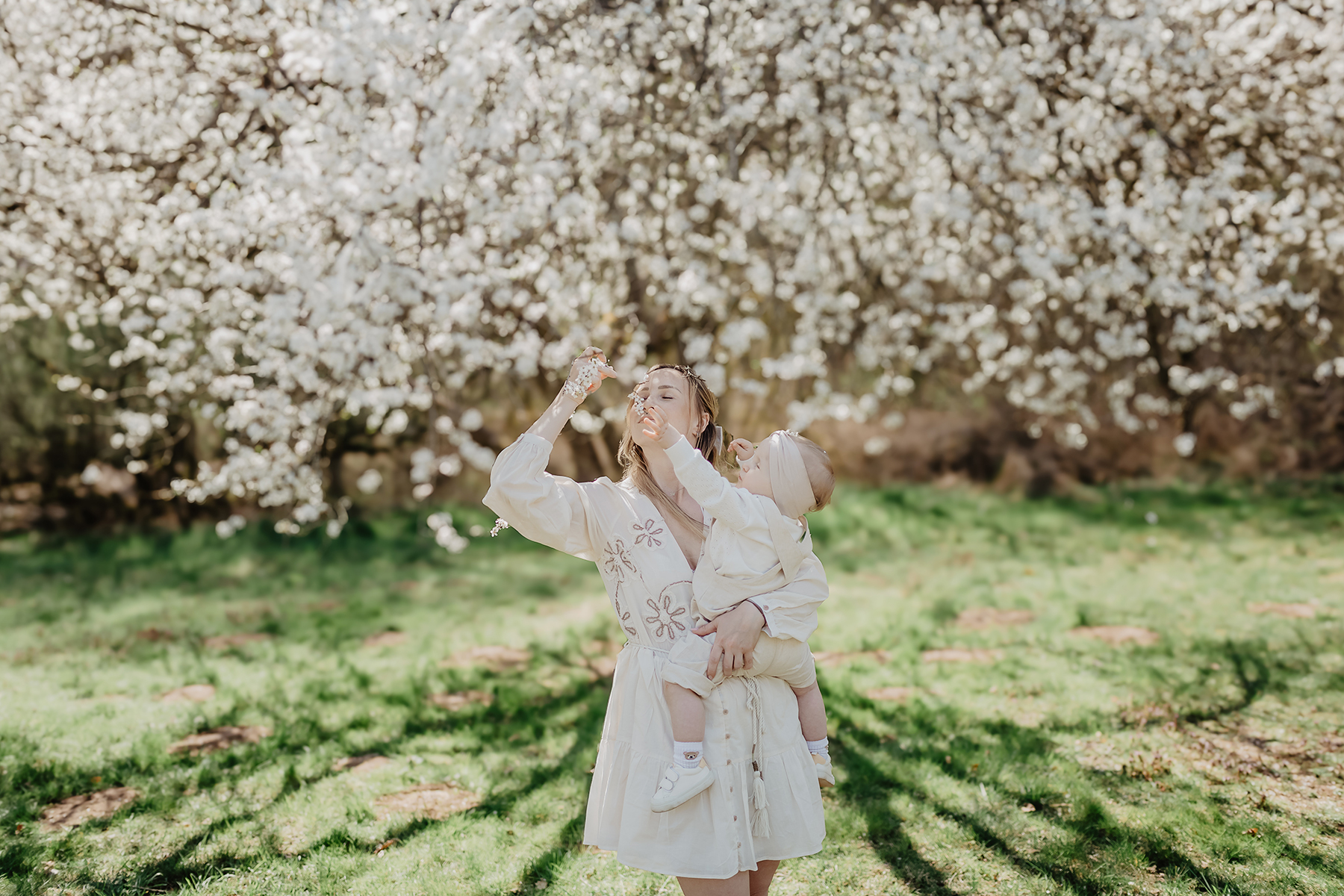 familienshooting-mutter-baby-bluetenbaum-fruehling-mehlingen.jpg