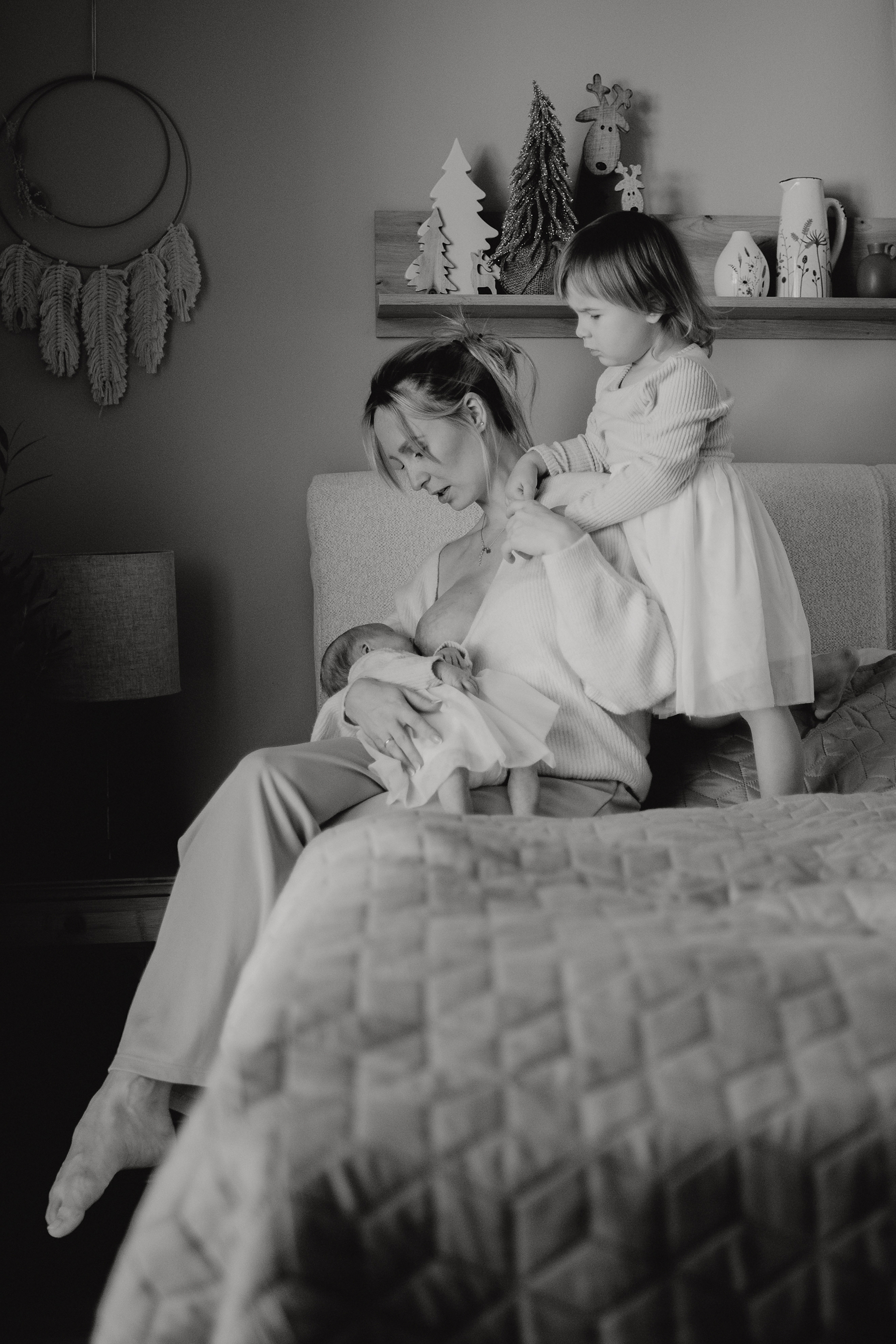 familienshooting-mutter-baby-geschwister-schwarzweiss-zuhause-kaiserslautern.jpg