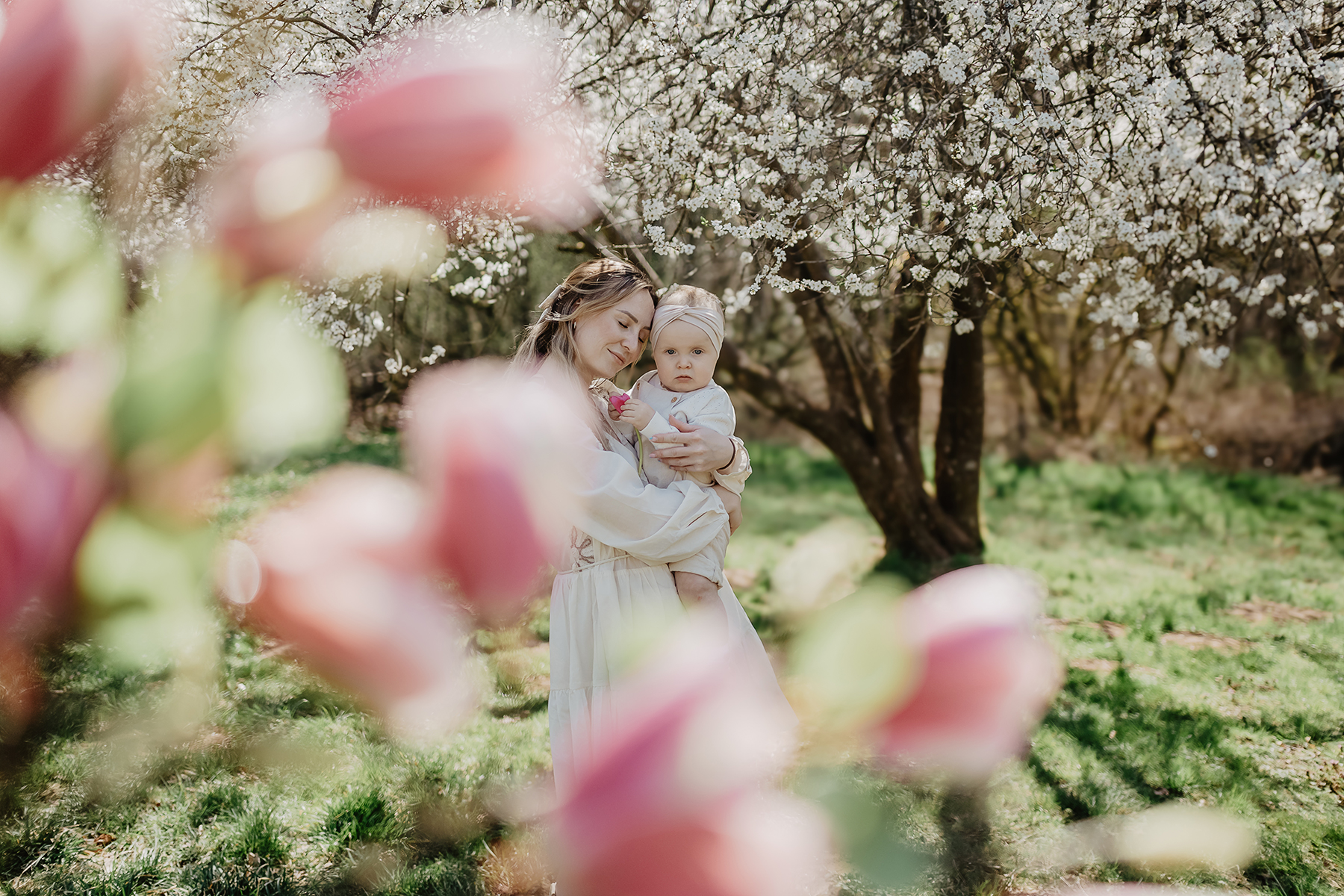 familienshooting-mutter-baby-magnolie-fruehling-outdoor-mehlingen.jpg