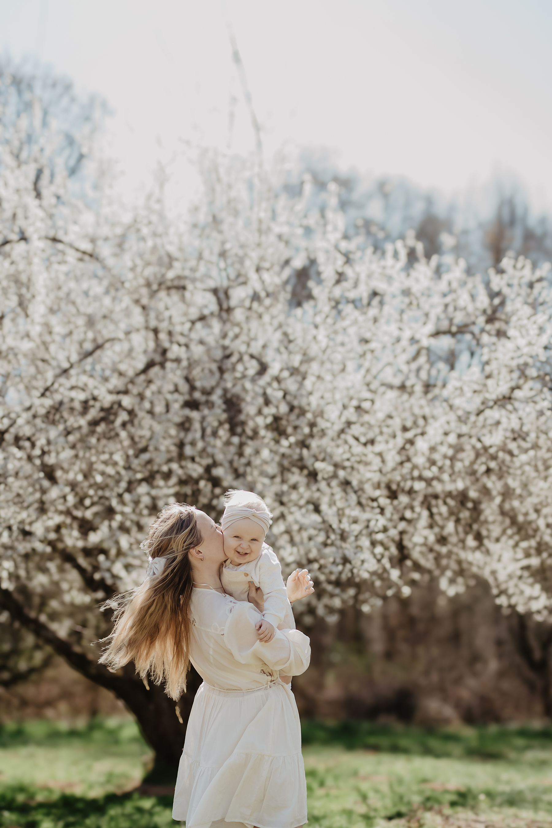familienshooting-mutter-tochter-baby-bluetenbaum-kuss-mehlingen.jpg