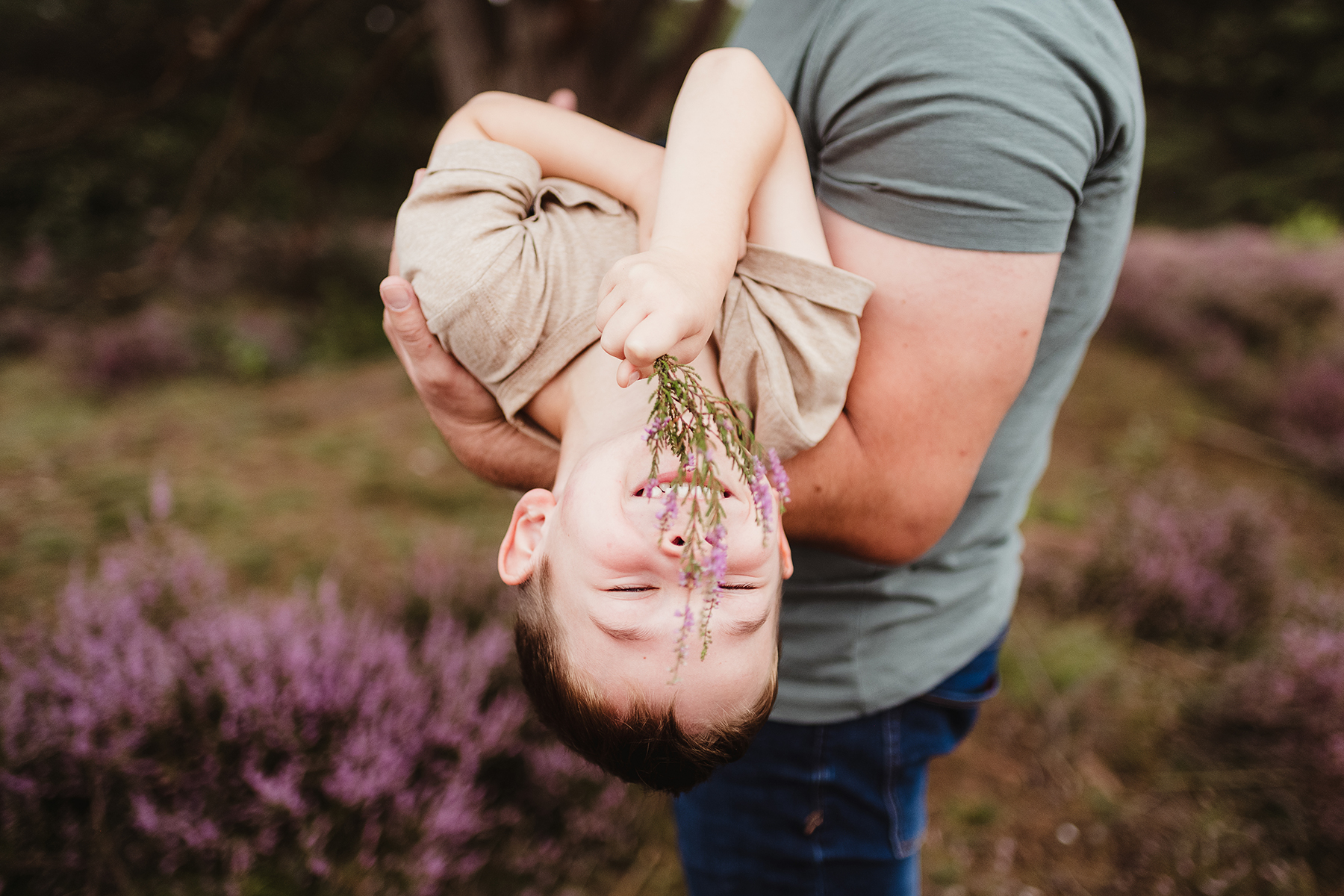familienshooting-vater-sohn-heide-lachen-kopfueber-landstuhl.jpg