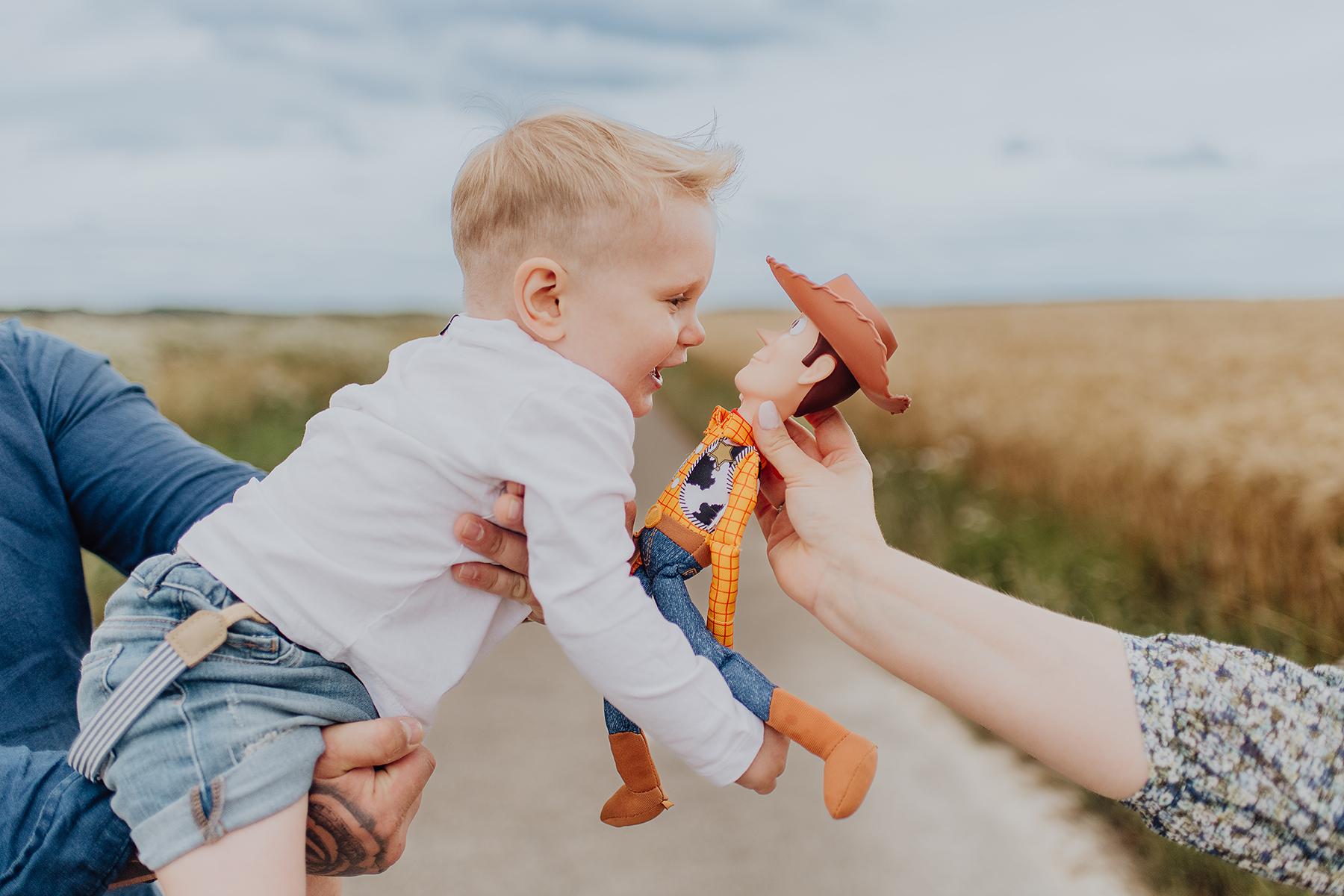 kinderfotografie-junge-woody-spielzeug-weizenfeld-landstuhl.jpg