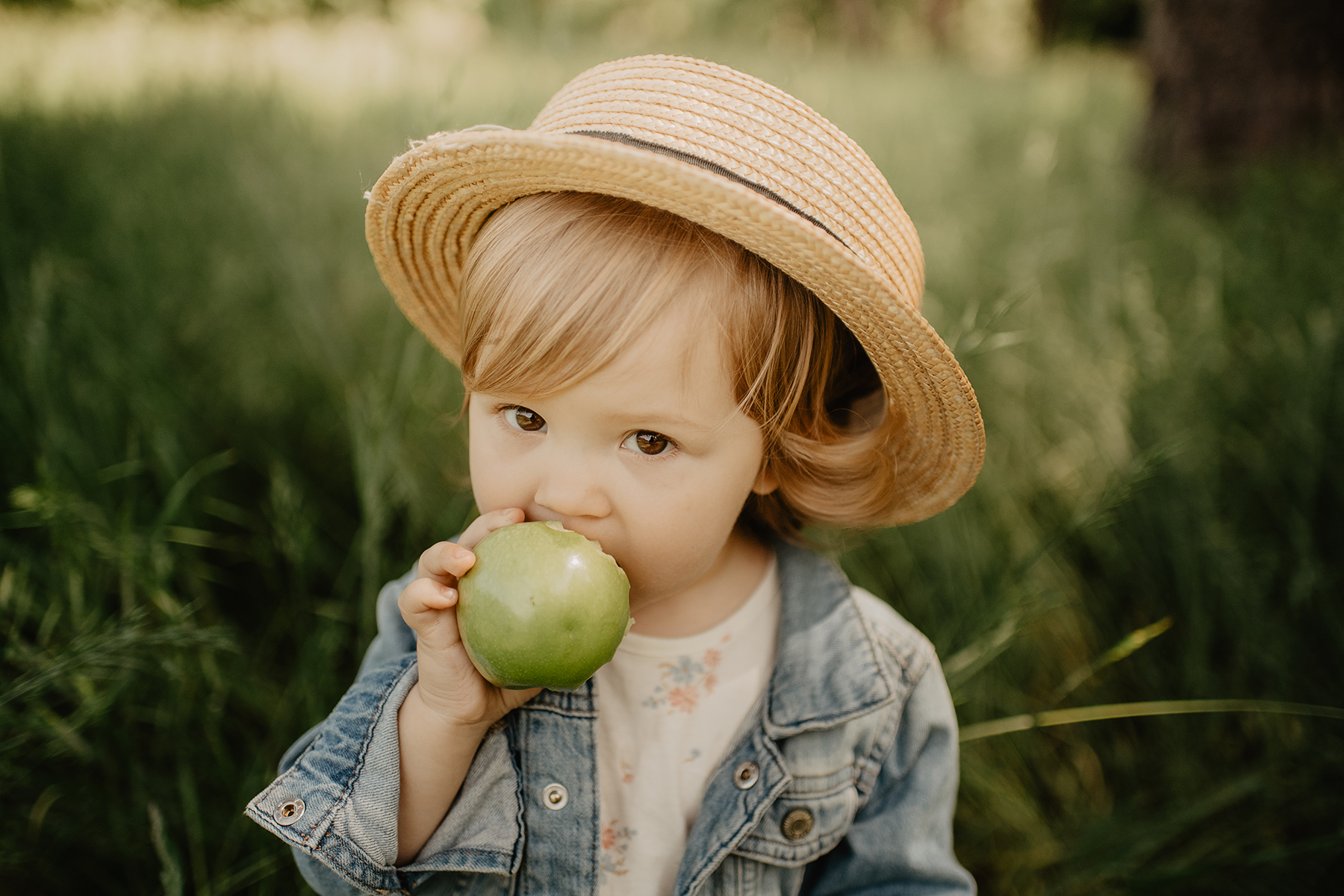 kinderfotografie-kleinkind-strohhut-apfel-wiese-mehlingen.jpg