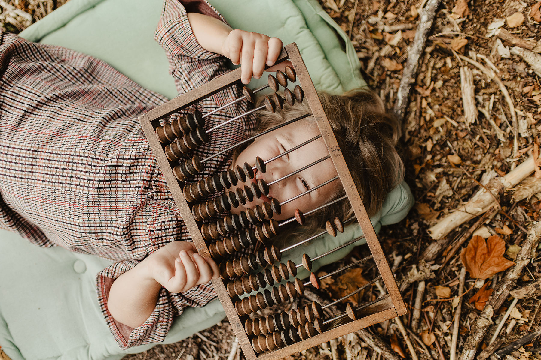 kinderfotografie-maedchen-abakus-wald-natur-landstuhl.jpg