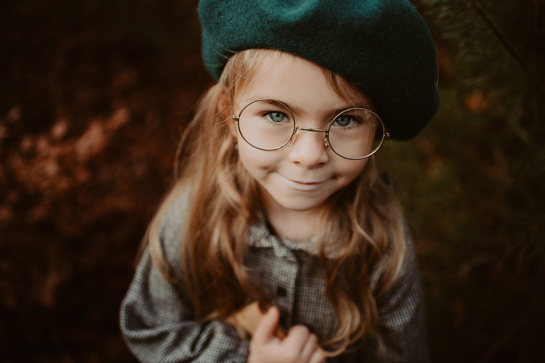 kinderfotografie-maedchen-beret-brille-close-up-herbst-landstuhl.jpg