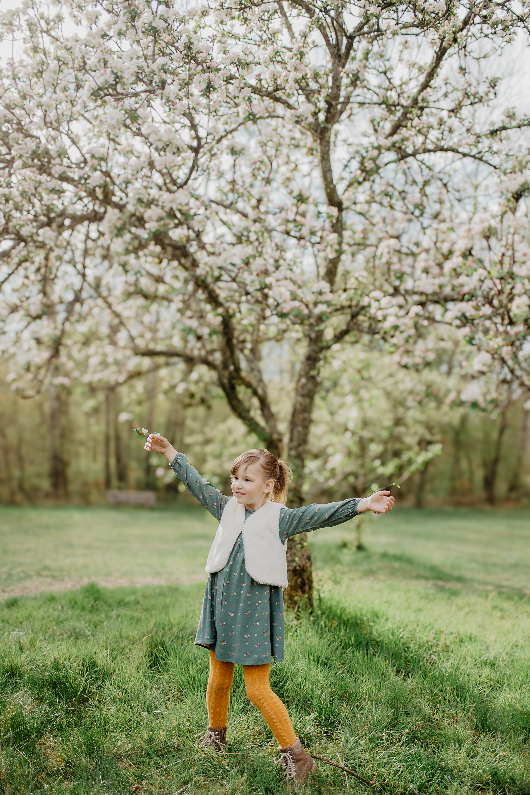 kinderfotografie-maedchen-bluetenbaum-fruehling-tanz-mehlingen.jpg