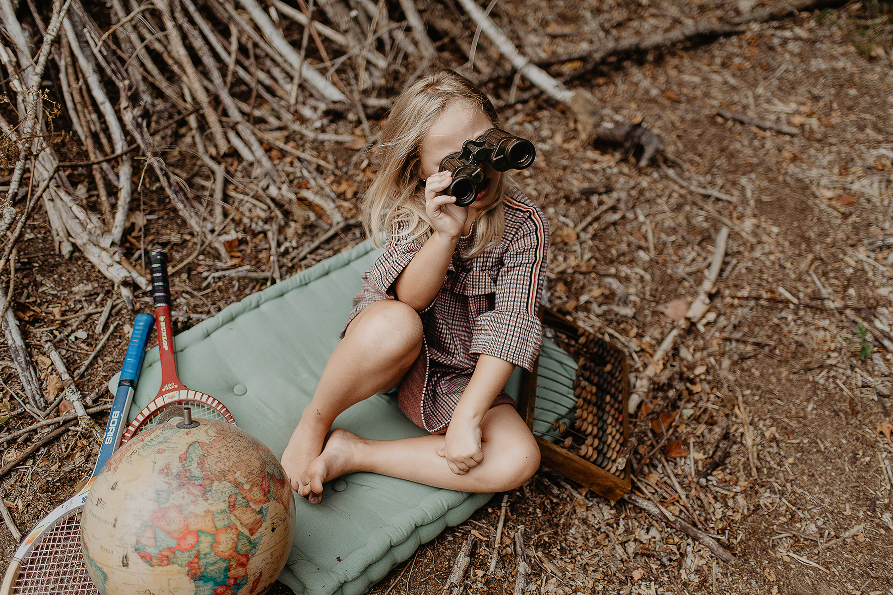 kinderfotografie-maedchen-fernglas-kamera-wald-outdoor-landstuhl.jpg