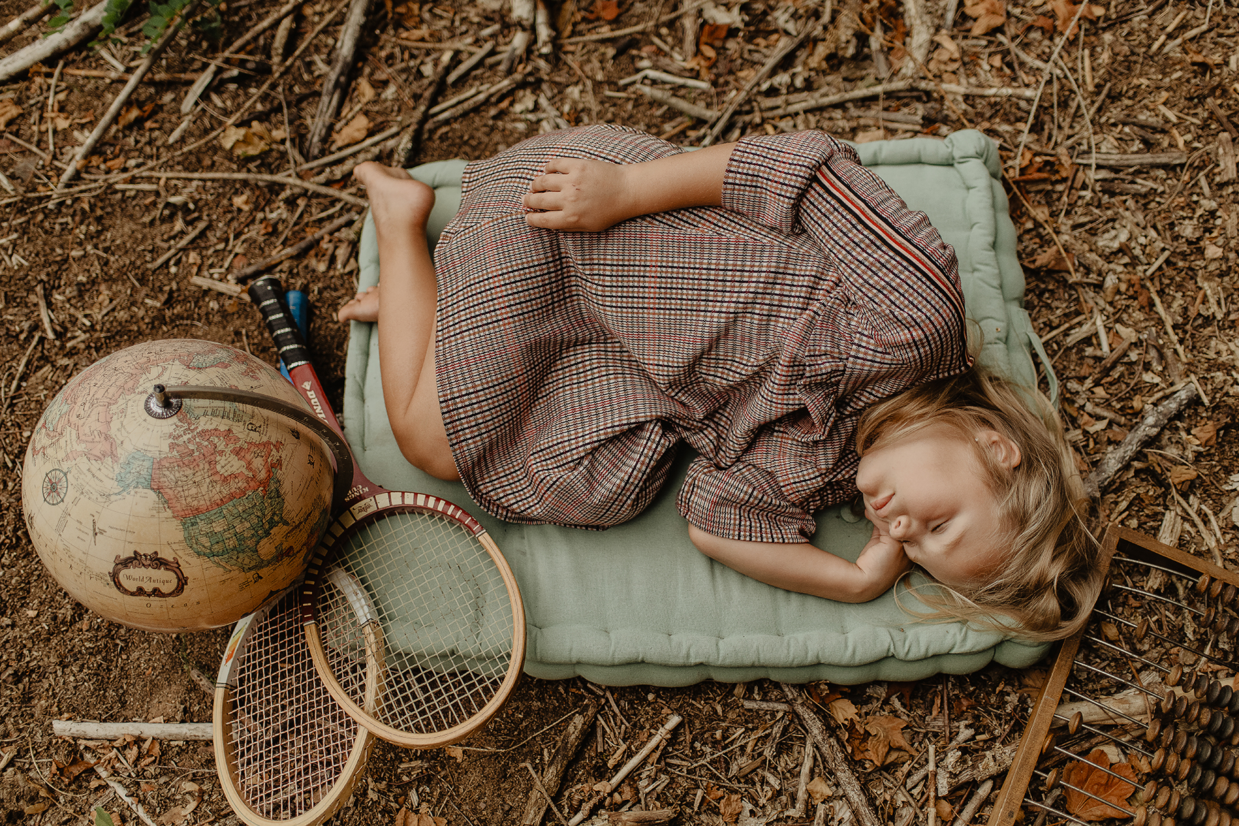 kinderfotografie-maedchen-globus-schlafend-wald-landstuhl.jpg