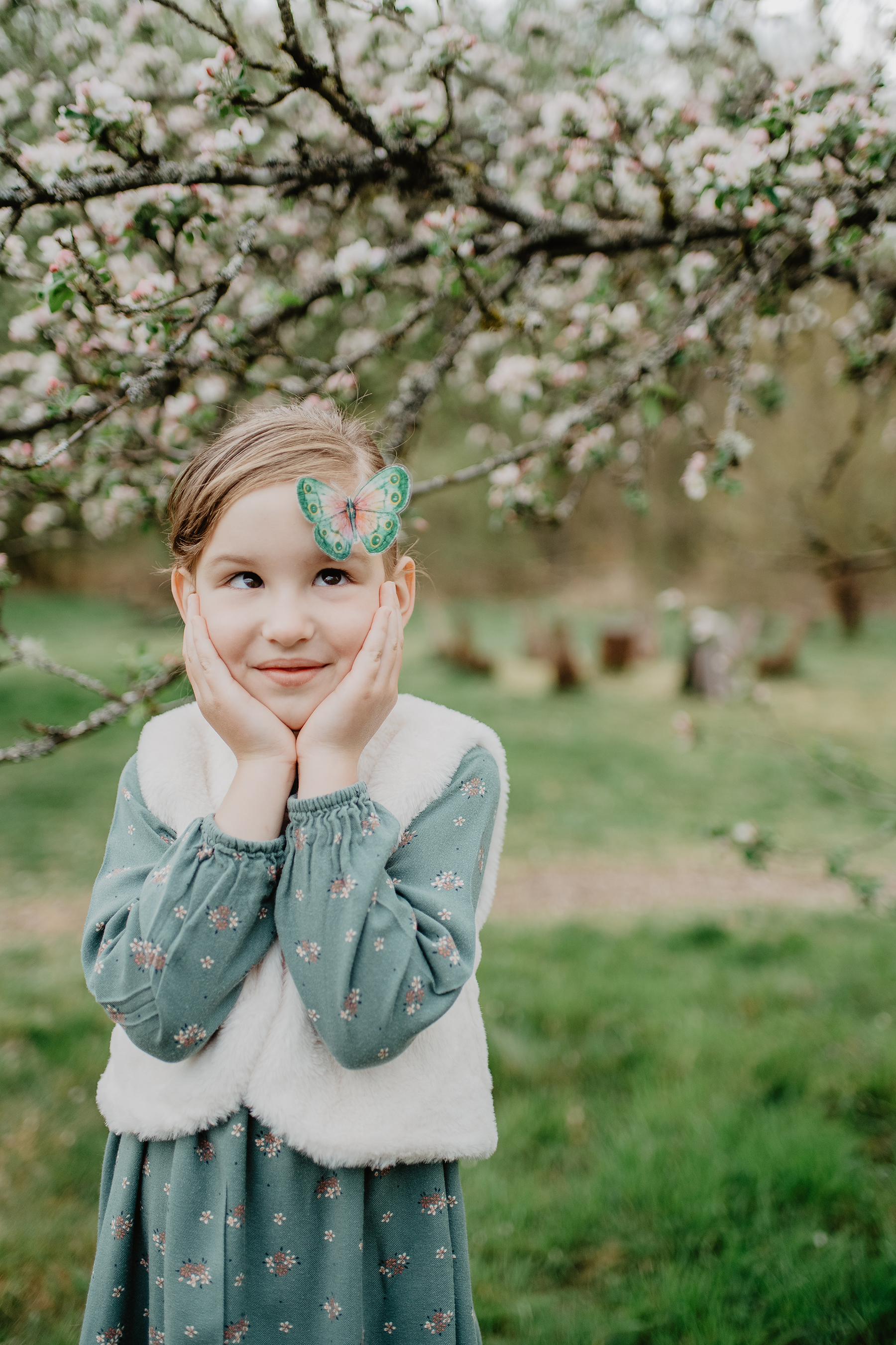 kinderfotografie-maedchen-schmetterling-bluete-fruehling-mehlingen.jpg