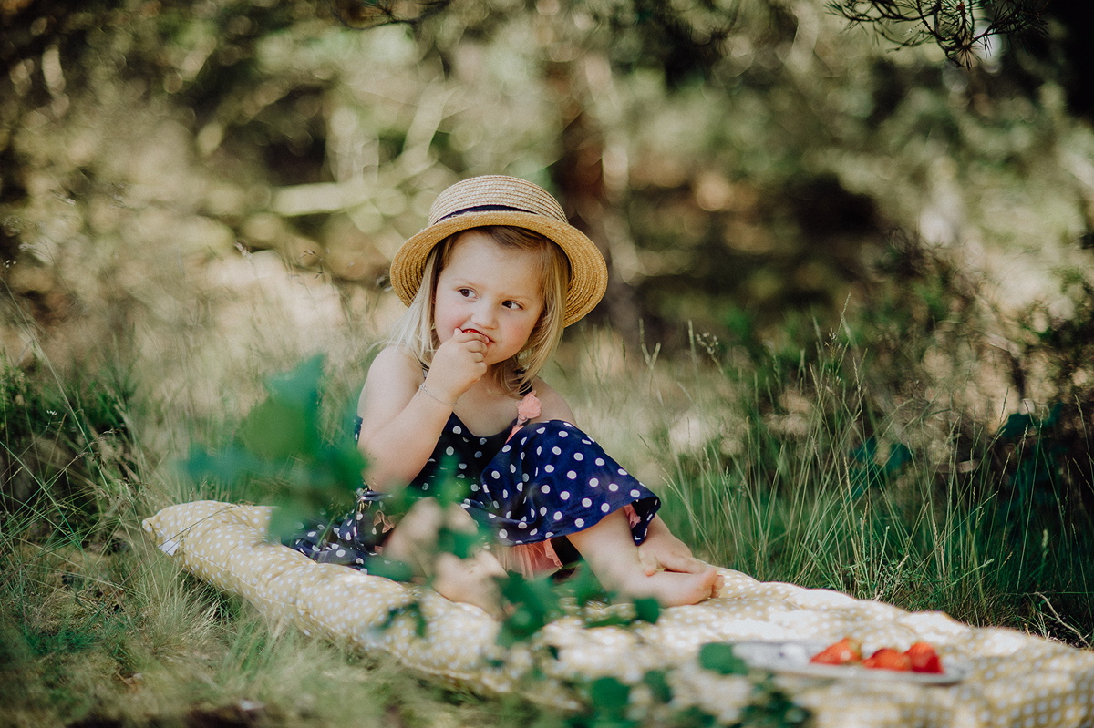kinderfotografie-maedchen-strohhut-polka-dot-picknick-landstuhl.jpg