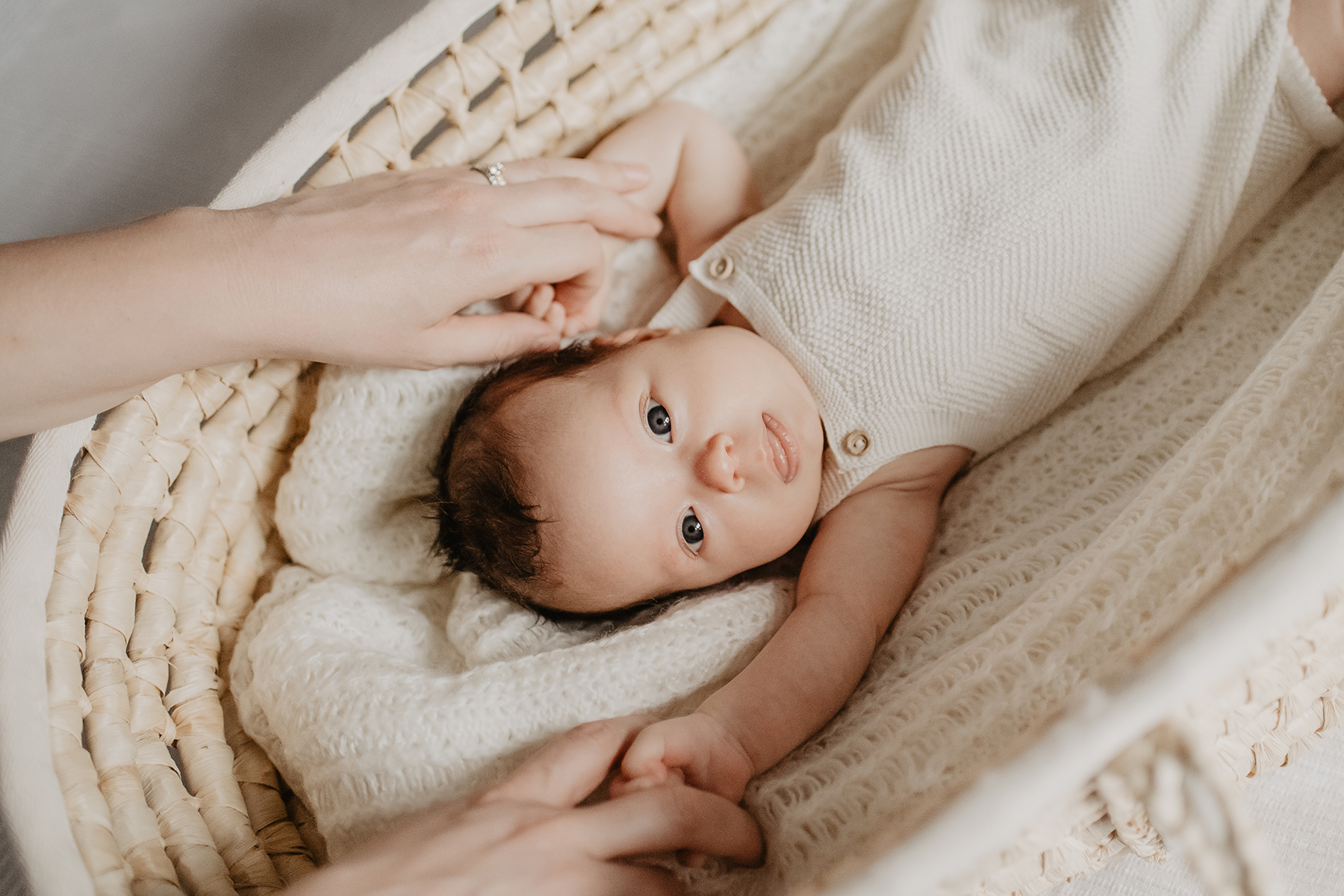 newborn-baby-moseskorb-mamahaende-detail-studio-kaiserslautern.jpg