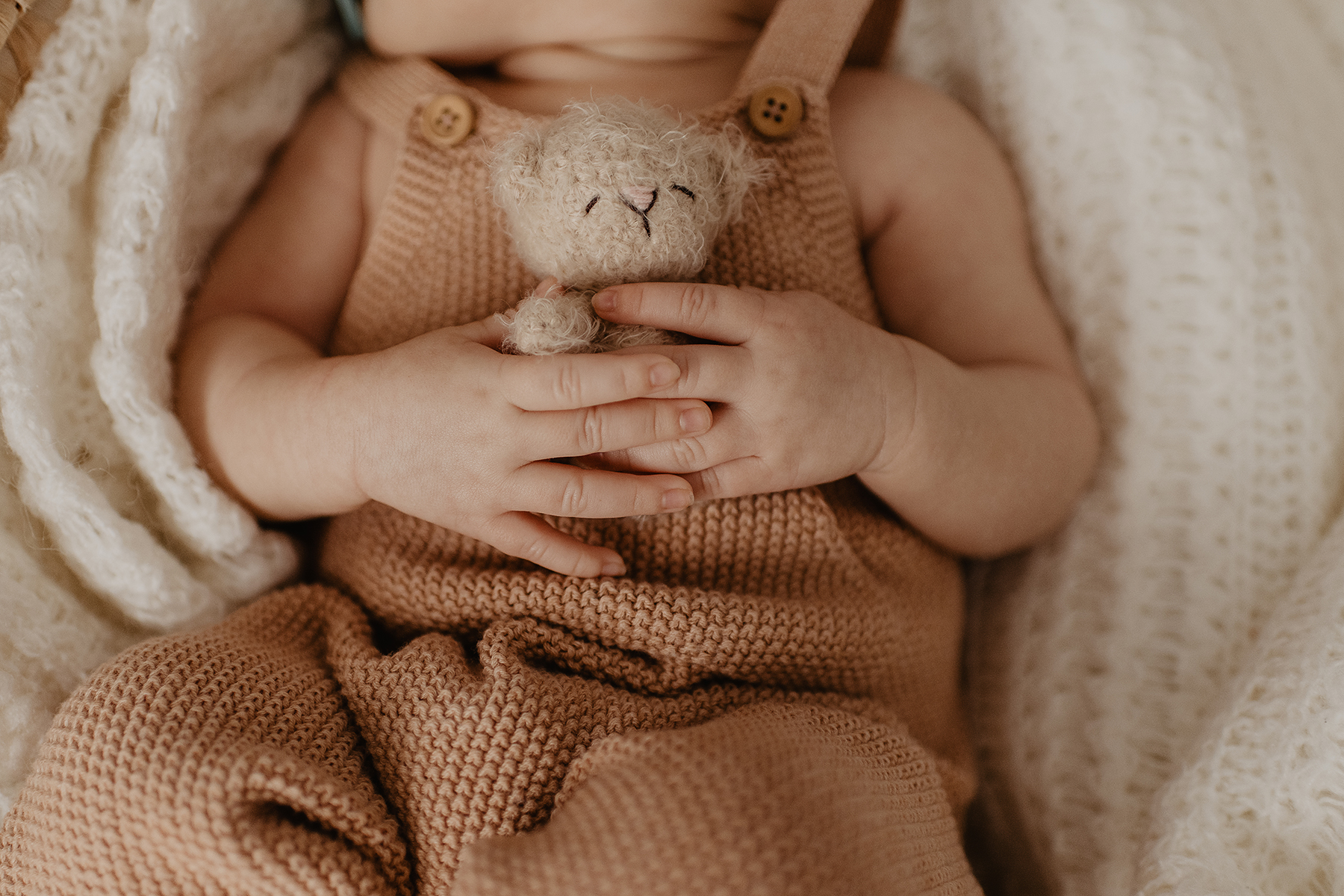 newborn-baby-strickanzug-teddy-detail-studio-kaiserslautern.jpg
