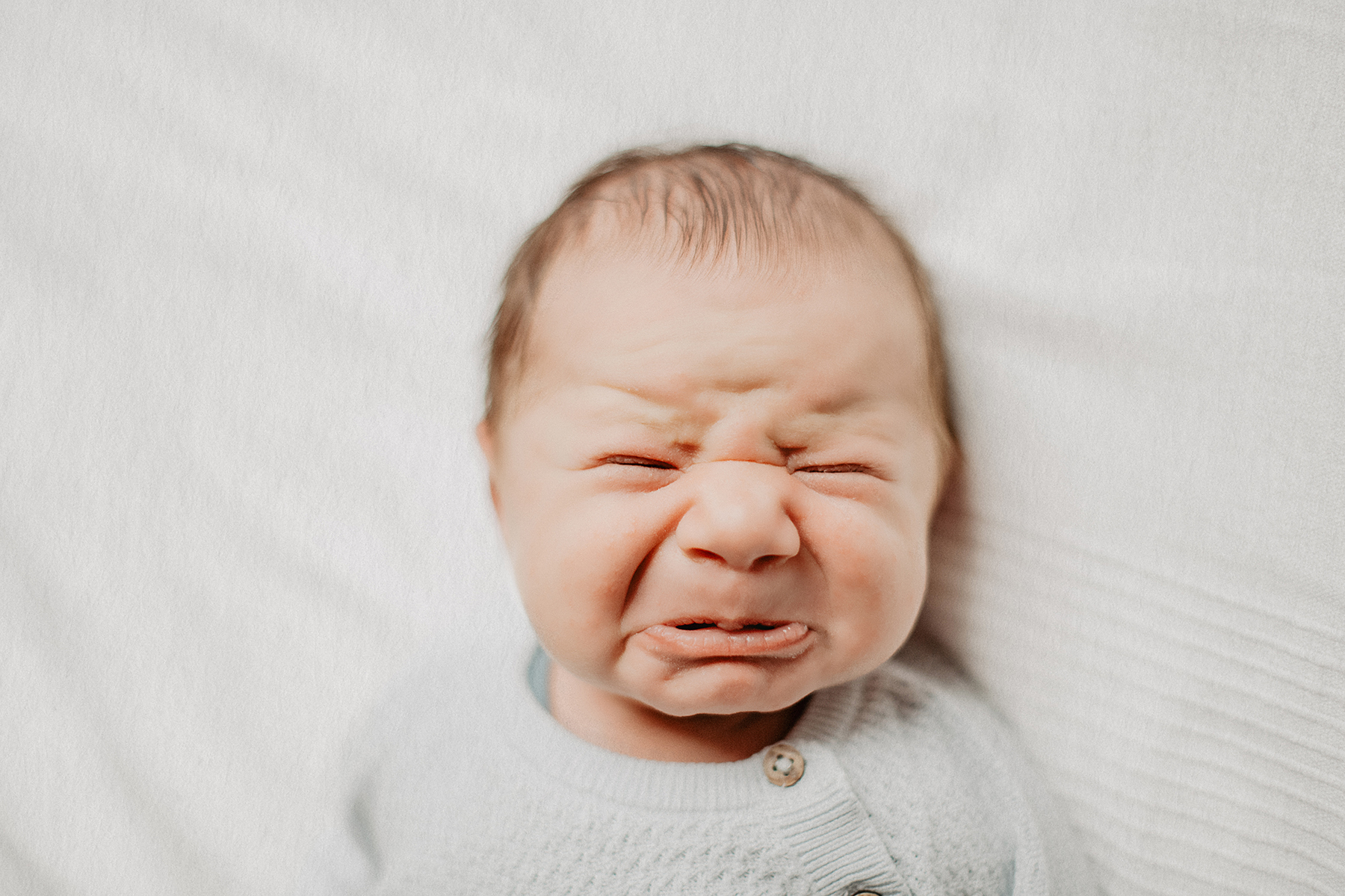 newborn-baby-weinen-grimasse-close-up-studio-kaiserslautern.jpg