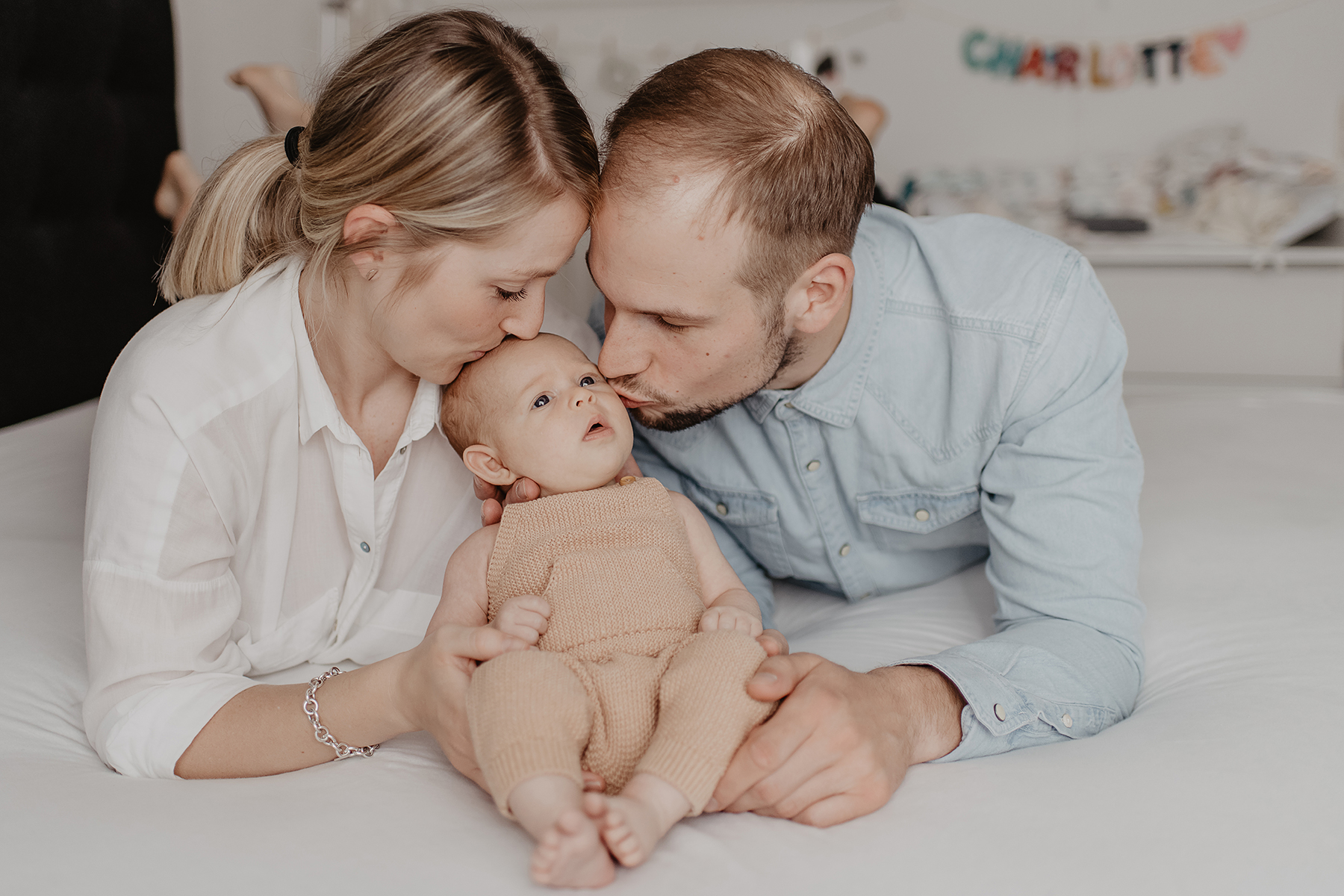 newborn-familie-eltern-baby-kopfkuss-zuhause-kaiserslautern.jpg